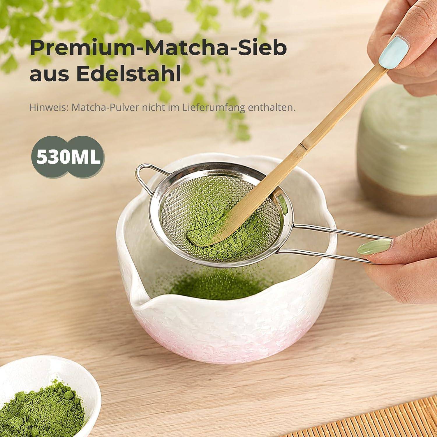Edelstahl-Matcha-Sieb über einer Schüssel, mit einem Bambuslöffel, der grünes Matcha-Pulver siebt; Text sagt „Premium-Matcha-Sieb aus Edelstahl" und „530ML"".