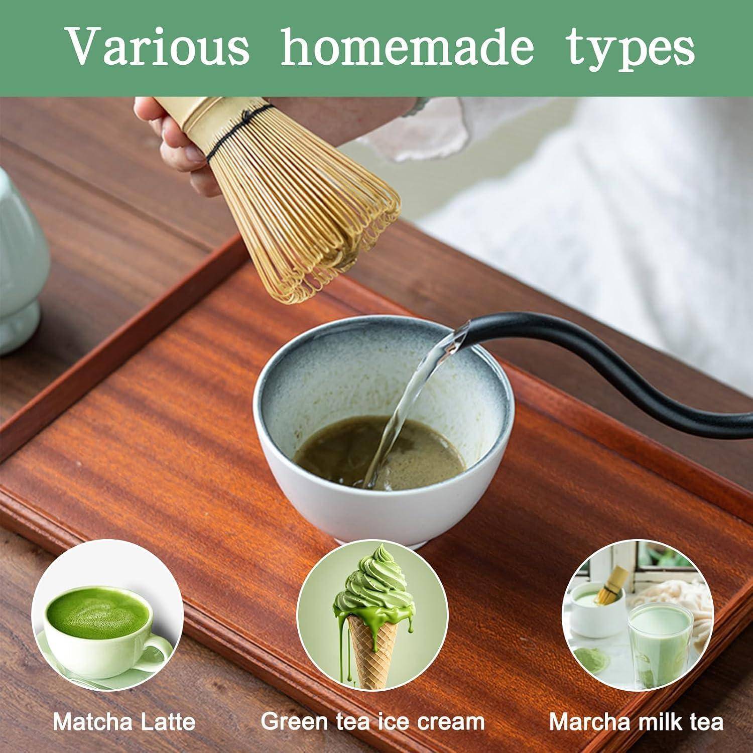 Bild zeigt eine Hand, die Matcha-Getränke zubereitet; Text liest sich als „Verschiedene hausgemachte Sorten" und Labels „Matcha Latte"", „Grüntee-Eis"" und „Matcha-Milchtee"".