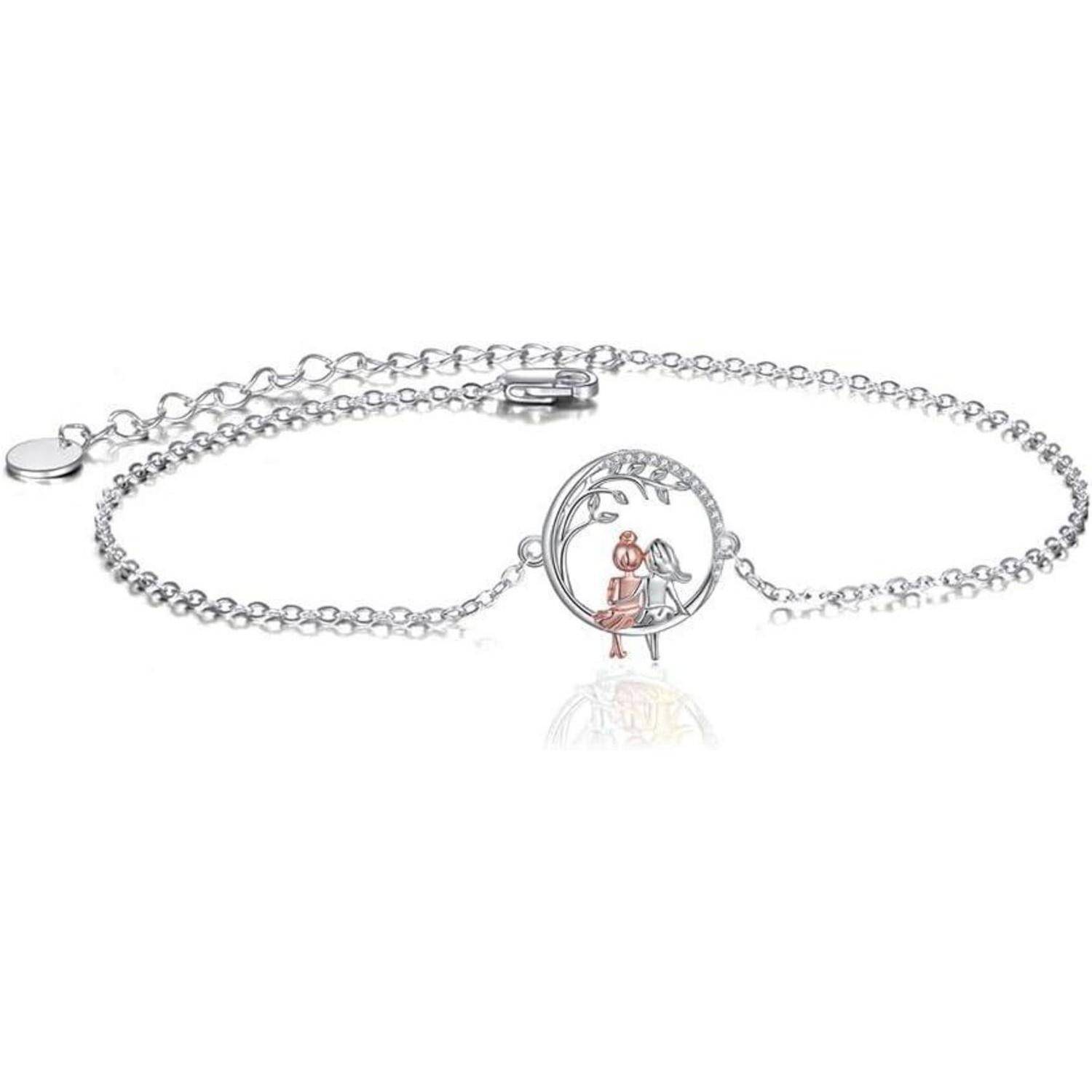 Silberarmband mit einem kreisförmigen Anhänger, der ein Paar zeigt, das zusammen unter einer Mondsichel und Sternen sitzt.