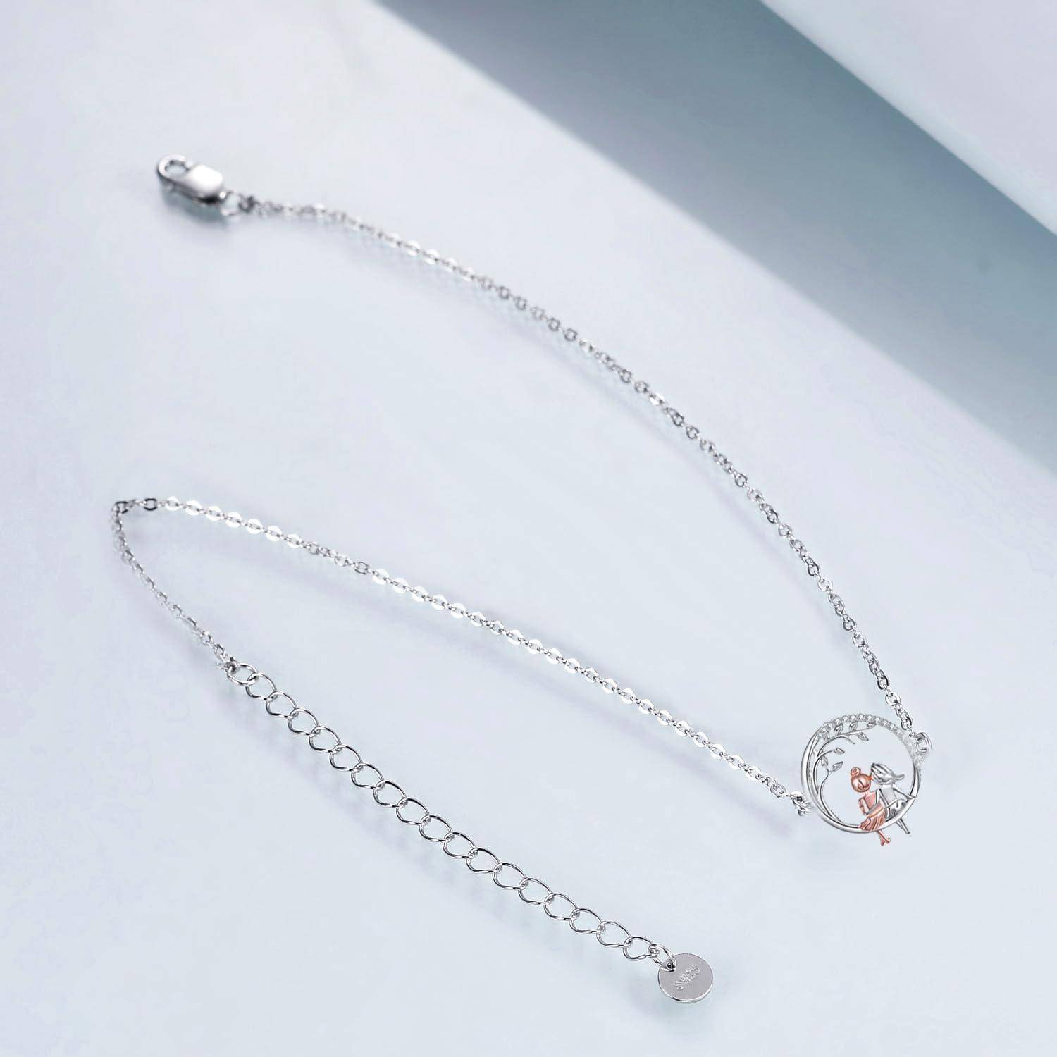 Zartes Silberhalsband mit rundem Anhänger mit kleinem Vogelmotiv und verstellbarer Kette mit Verlängerungsgliedern.