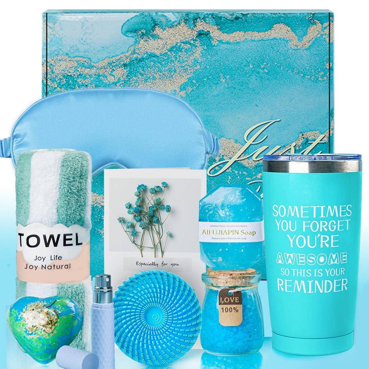 Ein Spa-Geschenkset mit einer türkis marmorierten Box, Handtuch, Schlafmaske, Seife, Kerzenglas, Badebombe, Spray, Bürste und Becher mit der Aufschrift „Manchmal vergisst du, dass du großartig bist, also das ist deine Erinnerung