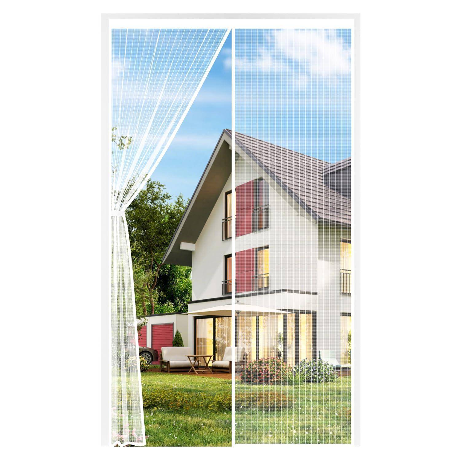 Modernes Haus mit großen Fenstern und grünem Garten, das durch durchsichtige weiße Vorhänge zu sehen ist, was einen hellen, luftigen Blick auf das Hausinnere suggeriert.