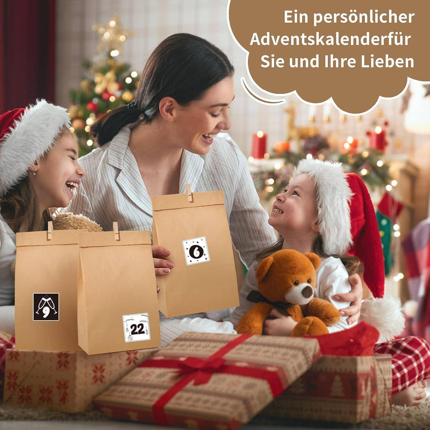 Eine Familie mit zwei Kindern in Weihnachtsmützen öffnet personalisierte Adventskalender-Beutel zu Weihnachten; der Text sagt „Ein persönlicher Adventskalender für Sie und Ihre Lieben