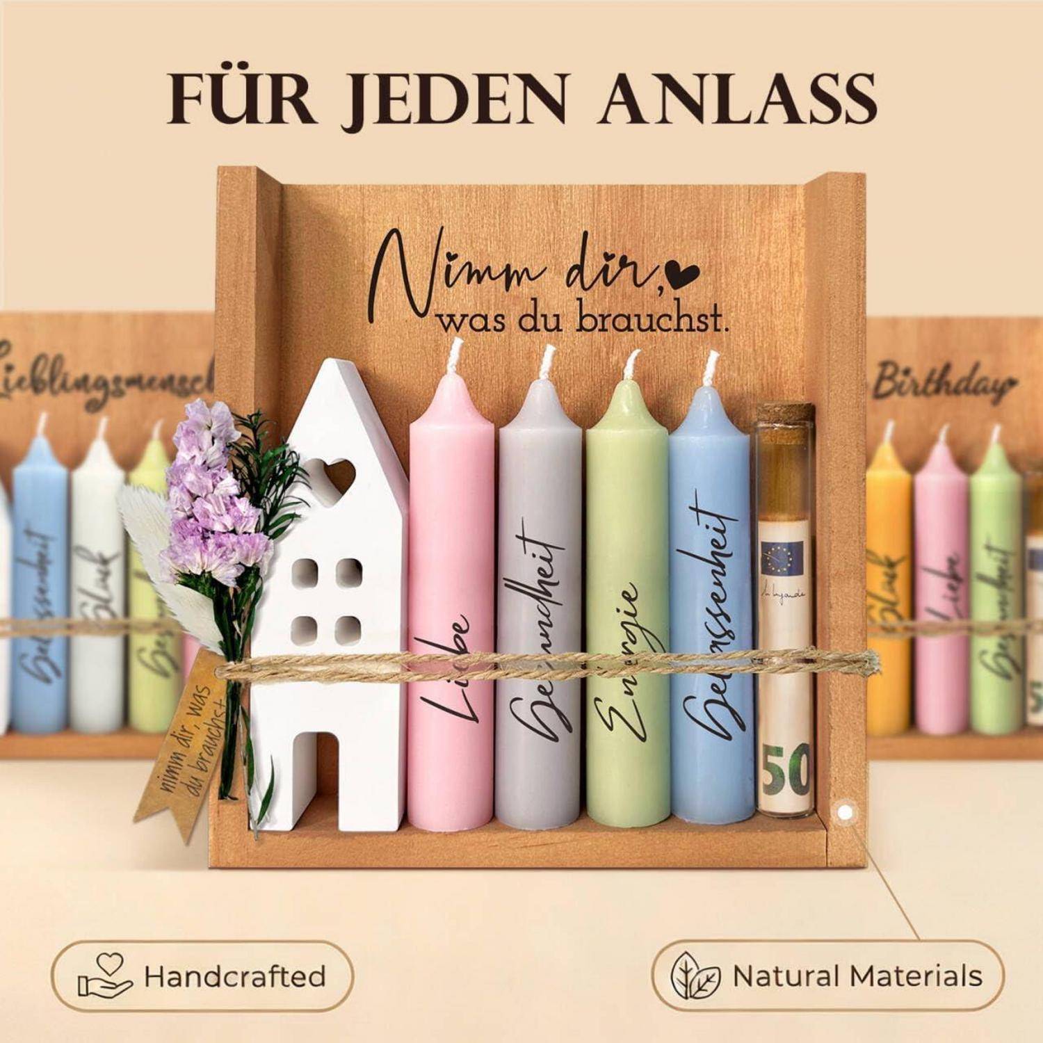 Werbebild eines hölzernen Regalorganizers mit pastellfarbenen Kerzen und Dekoration; deutscher Text lautet „FÜR JEDEN ANLASS