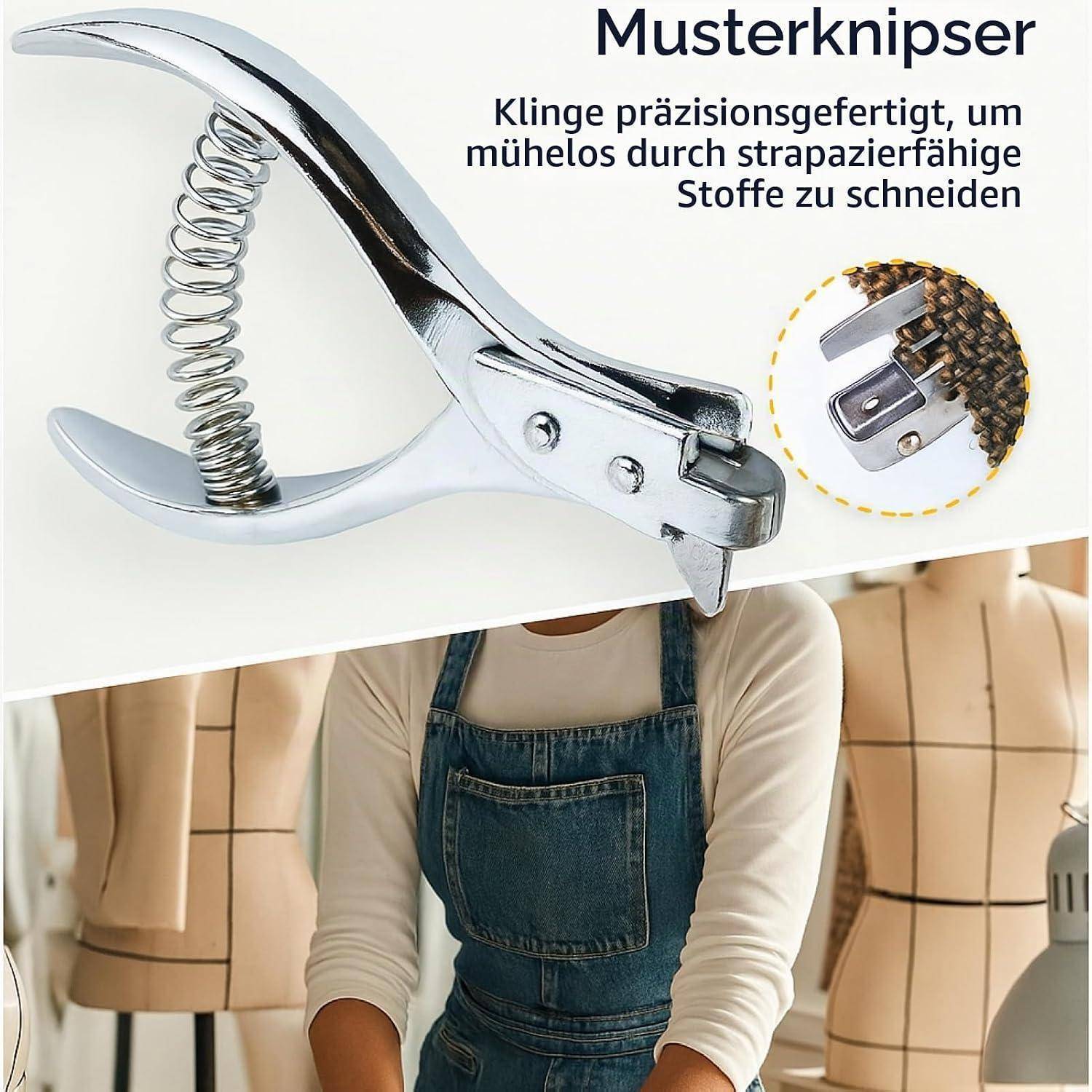 Produktbild eines Metallstoffschneiders mit der Bezeichnung „Musterknipser" mit deutschem Text, der besagt, dass die Präzisionsklinge durch robuste Stoffe schneidet, gezeigt über einer Schneiderin und Schneiderpuppen.