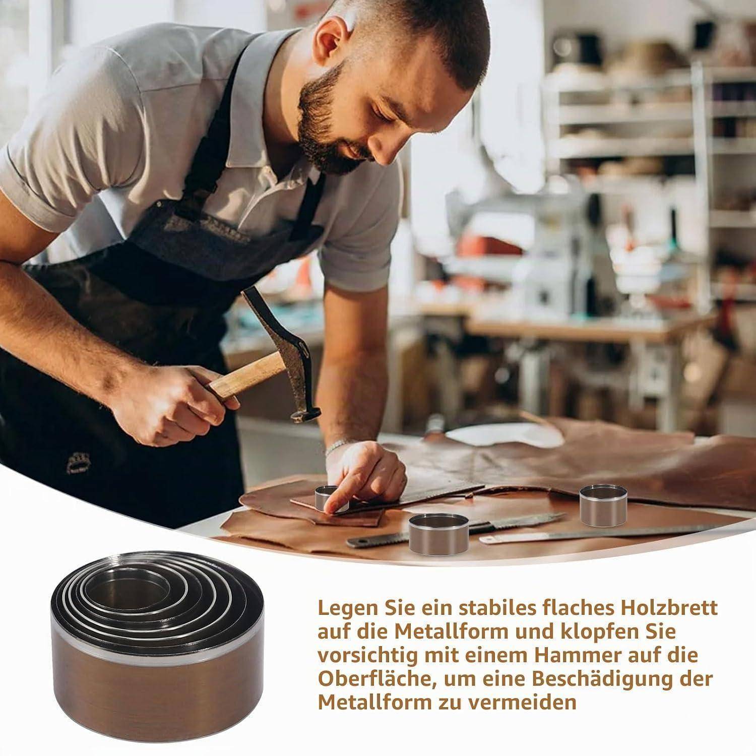 Mann in einer Schürze verwendet einen Hammer und einen Metallpunsch, um Leder auf einer Werkbank zu formen; deutscher Instruktionstext erklärt das Auflegen einer flachen Holzplatte auf die Metallform und das sanfte Anklopfen, um Beschädigungen zu vermeiden.