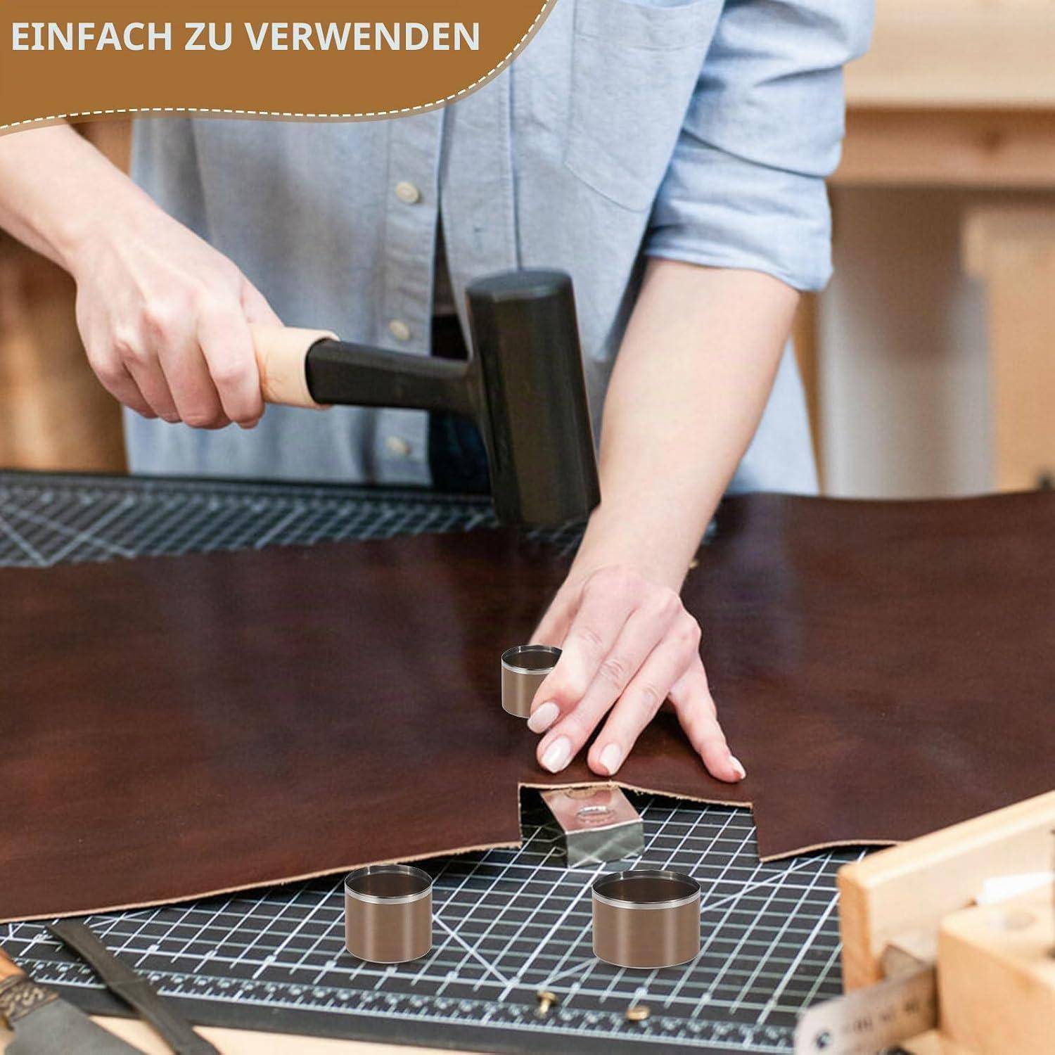 Person, die einen Hammer verwendet, um Leder auf einer Schneidematte zu stempeln oder zu formen, mit dem Text „EINFACH ZU VERWENDEN" oben.