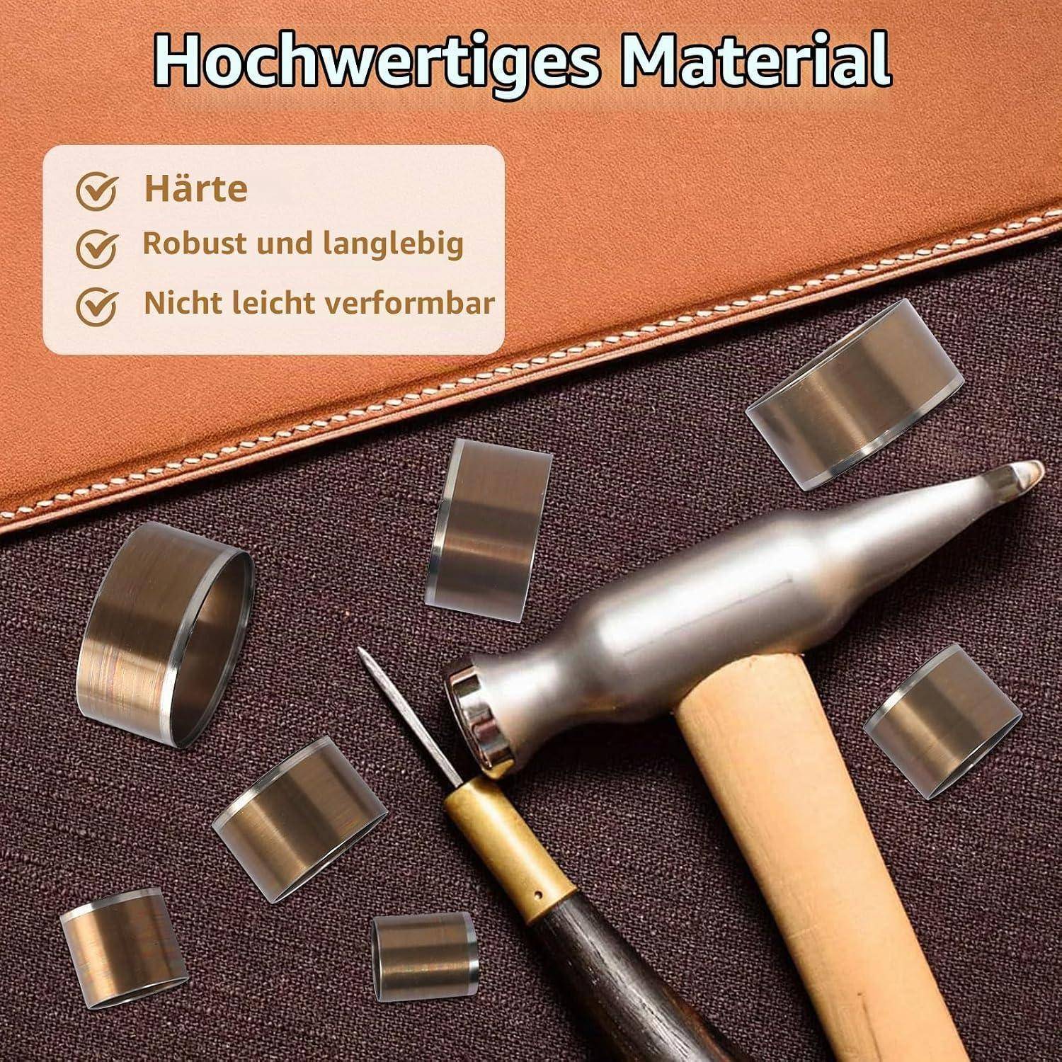 # Produktbild mit metallischem Massagewerkzeug mit austauschbaren Köpfen und deutschem Text „Hochwertiges Material" sowie Angaben zu Härte, Haltbarkeit und Verformungsbeständigkeit.