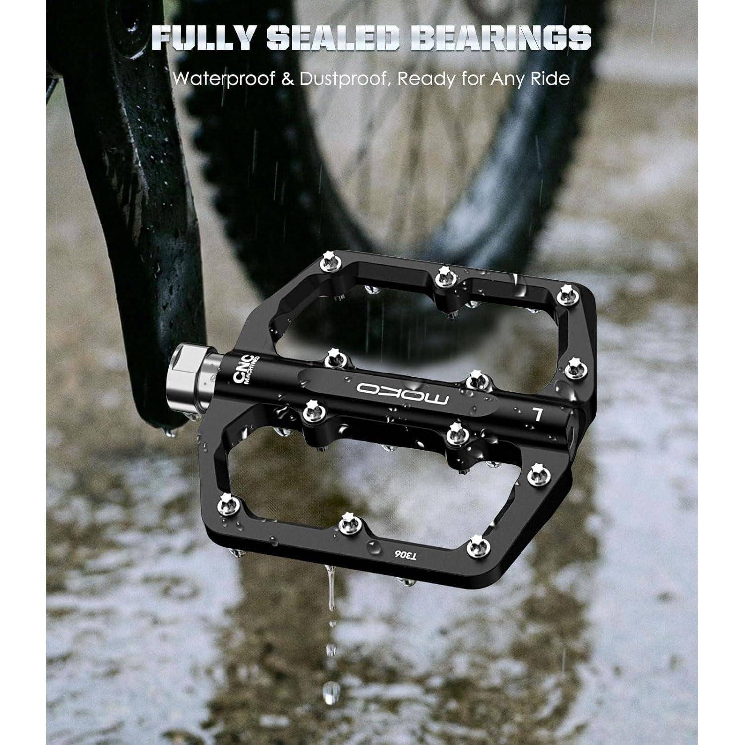 Schwarzdales Fahrradpedal mit der Aufschrift „VOLLSTÄNDIG VERSIEGELTE LAGER", nass im Regen gezeigt, um die wasserdichte, staubdichte Haltbarkeit hervorzuheben.