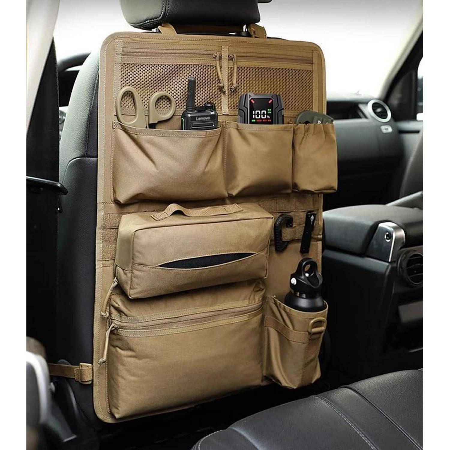 Beige Autositzorganizer mit mehreren Taschen, die Reiseartikel enthält und auf der Rückseite eines Autositzes im hinteren Fahrgastbereich montiert ist.