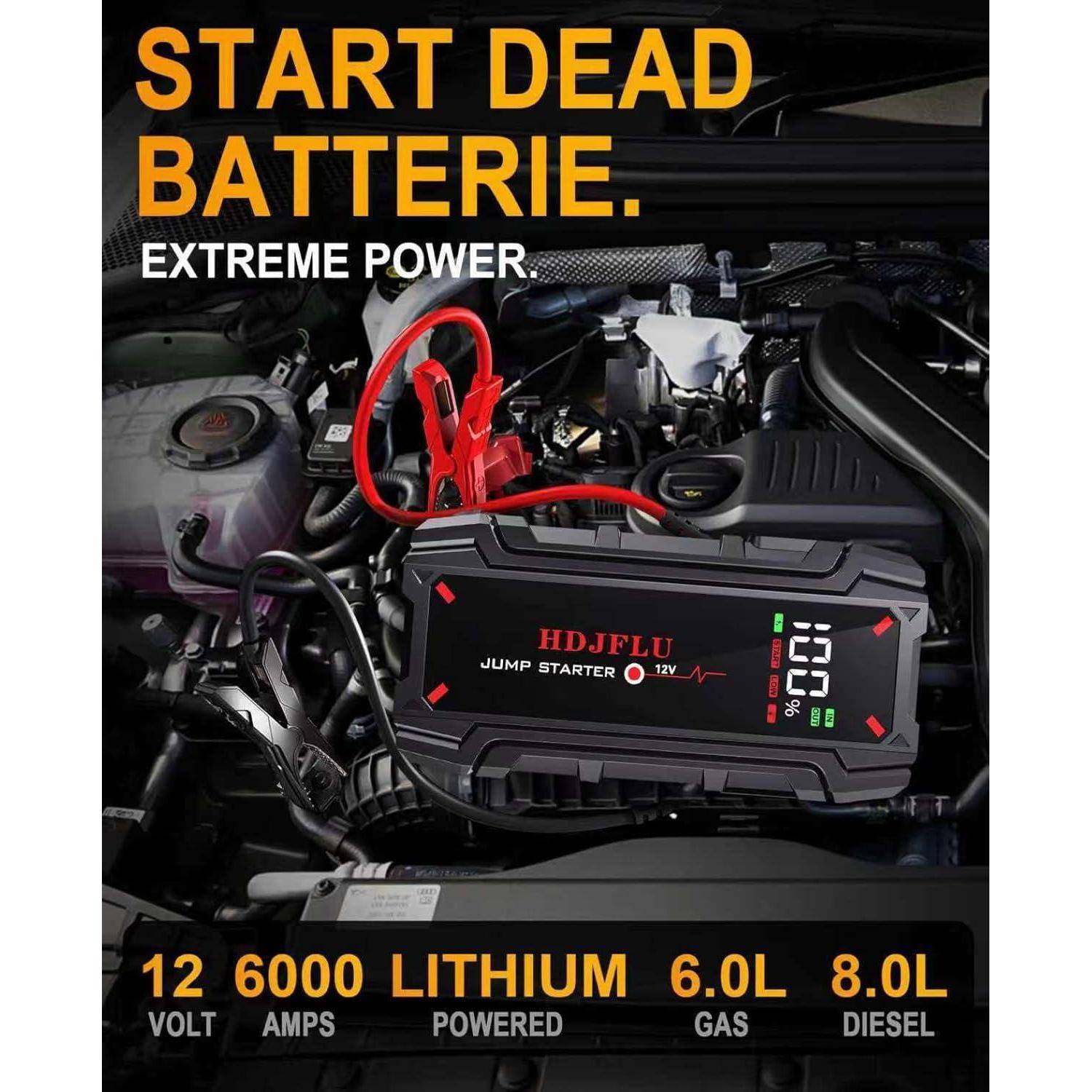 Werbebild einer Motorhaube mit tragbarem Starthilfegerät und roten Klemmen; Text lautet „STARTEN SIE TOTE BATTERIEN. EXTREME KRAFT.
