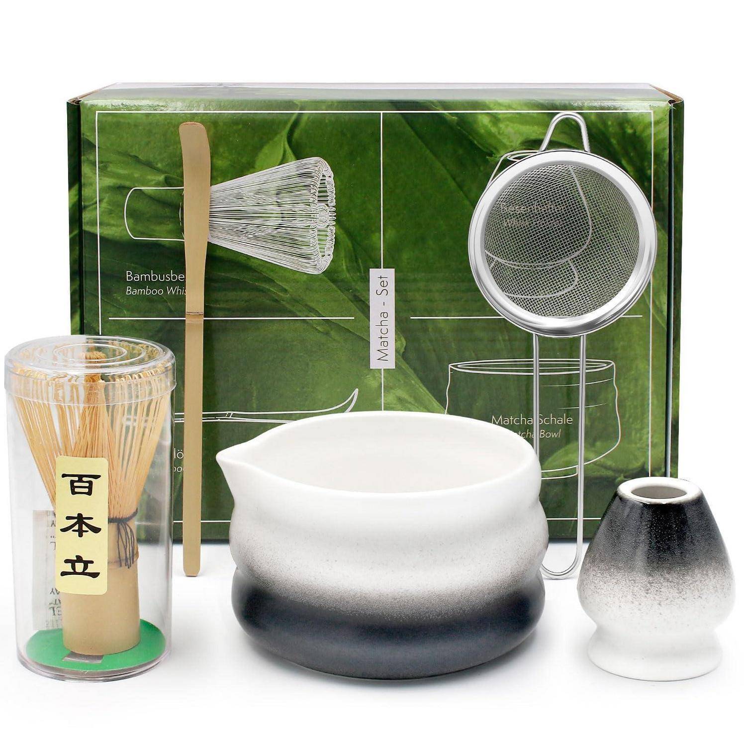 Matcha-Tee-Set mit Schale, Besen, Sieb, Löffel und Beshalter, präsentiert vor grüner Verpackung.