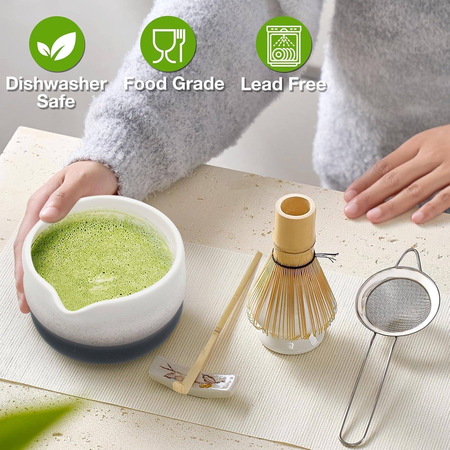 Grünes Matcha-Tee-Set mit Schale, Schneebesen, Löffel und Sieb; Symbole zeigen Spülmaschinenfest, Lebensmittelqualität und bleifrei.
