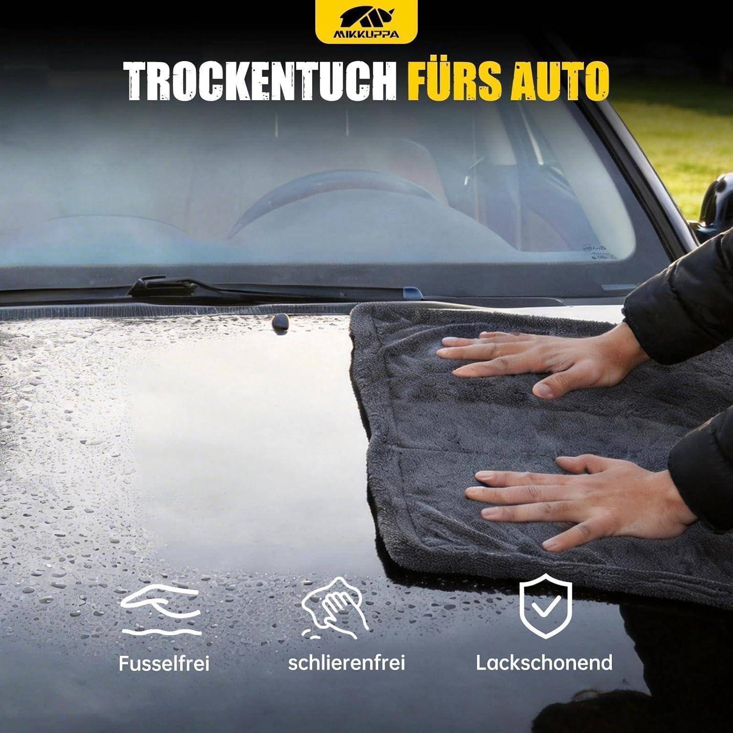 Person trocknet eine Motorhaube eines Autos mit einem Microfaser-Tuch ab; deutscher Text lautet „TROCKENTUCH FÜRS AUTO