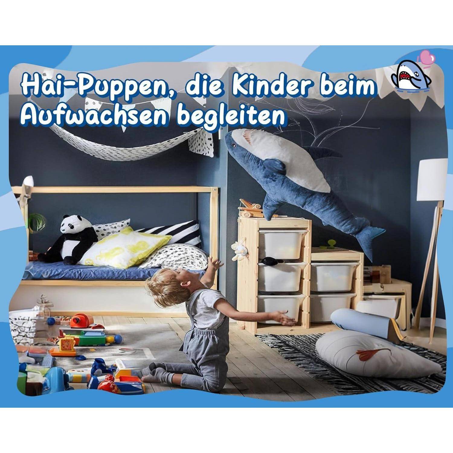 Spielzimmerähnliches Kinderzimmer mit einem knienden Kind, das nach einem hängenden Hai-Spielzeug greift; deutscher Text sagt „Hai-Puppen, die Kinder beim Aufwachsen begleiten