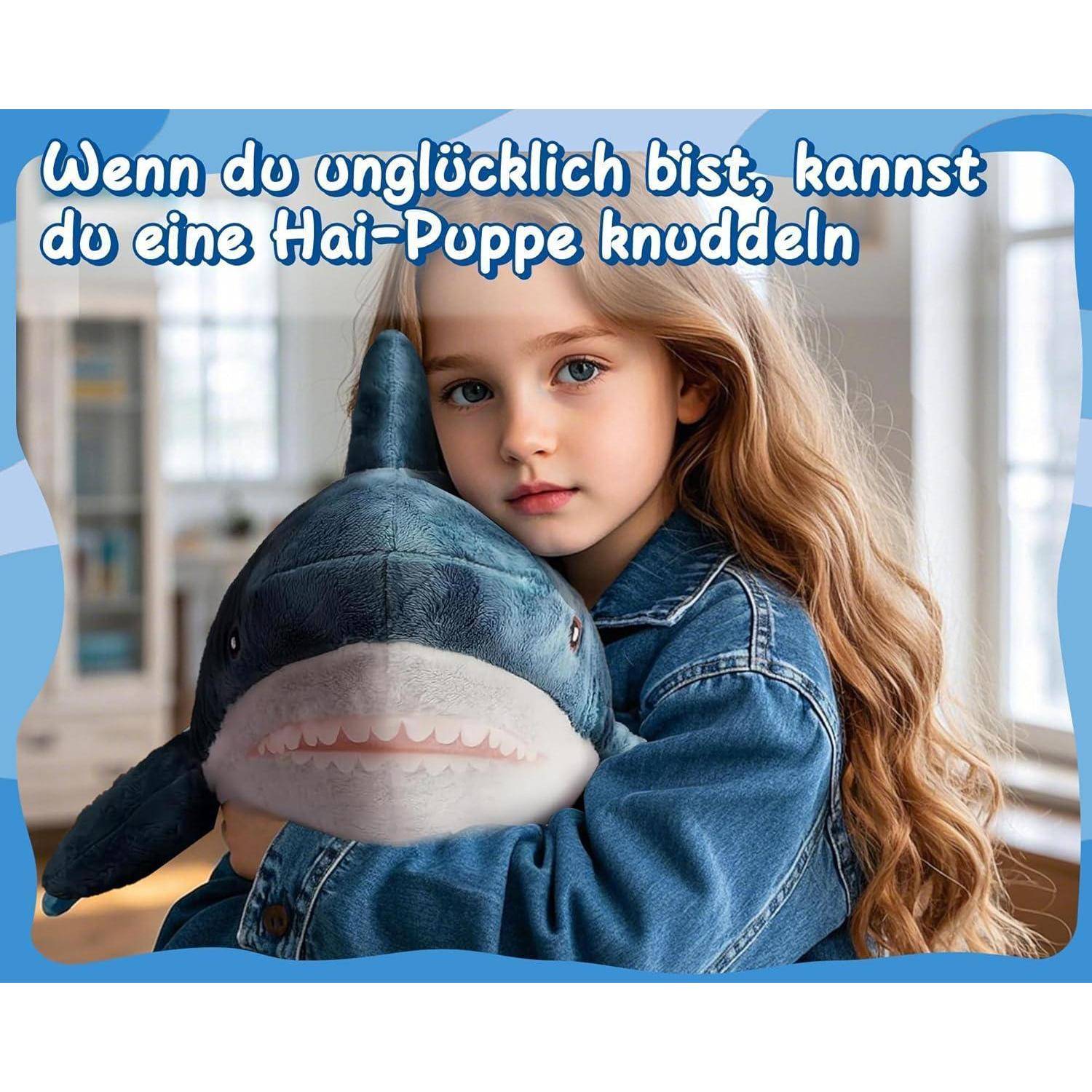 Ein junges Mädchen umarmt einen Plüsch-Hai in einem hellen Zimmer, mit deutschem Text, der besagt: „Wenn du unglücklich bist, kannst du eine Hai-Puppe kuscheln.