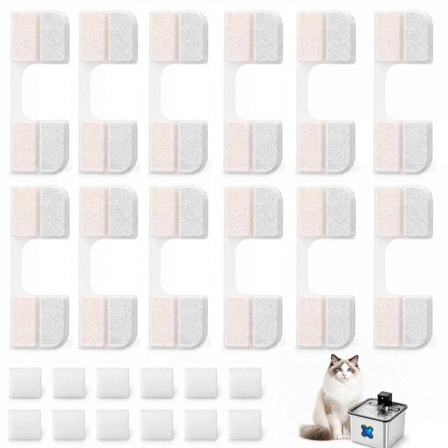 Eine Katze sitzt neben einer Wahlurne auf einem weiß gefliesten Hintergrund, mit wiederholten hellgrauen Wandpaneelen oben und kleinen Fliesen darunter.