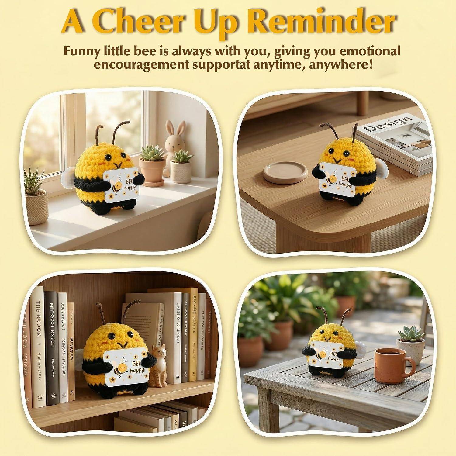 Collage aus einer gehäkelten Biene, die eine Karte mit der Aufschrift „Cheer Up