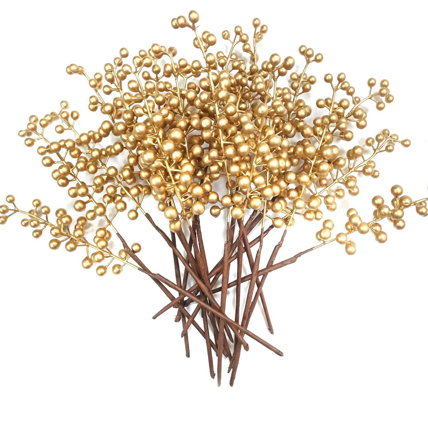 Bündel von Goldbeerenstielen mit dünnen braunen Stielen, arrangiert wie ein dekoratives Blumenstecker auf weißem Hintergrund.