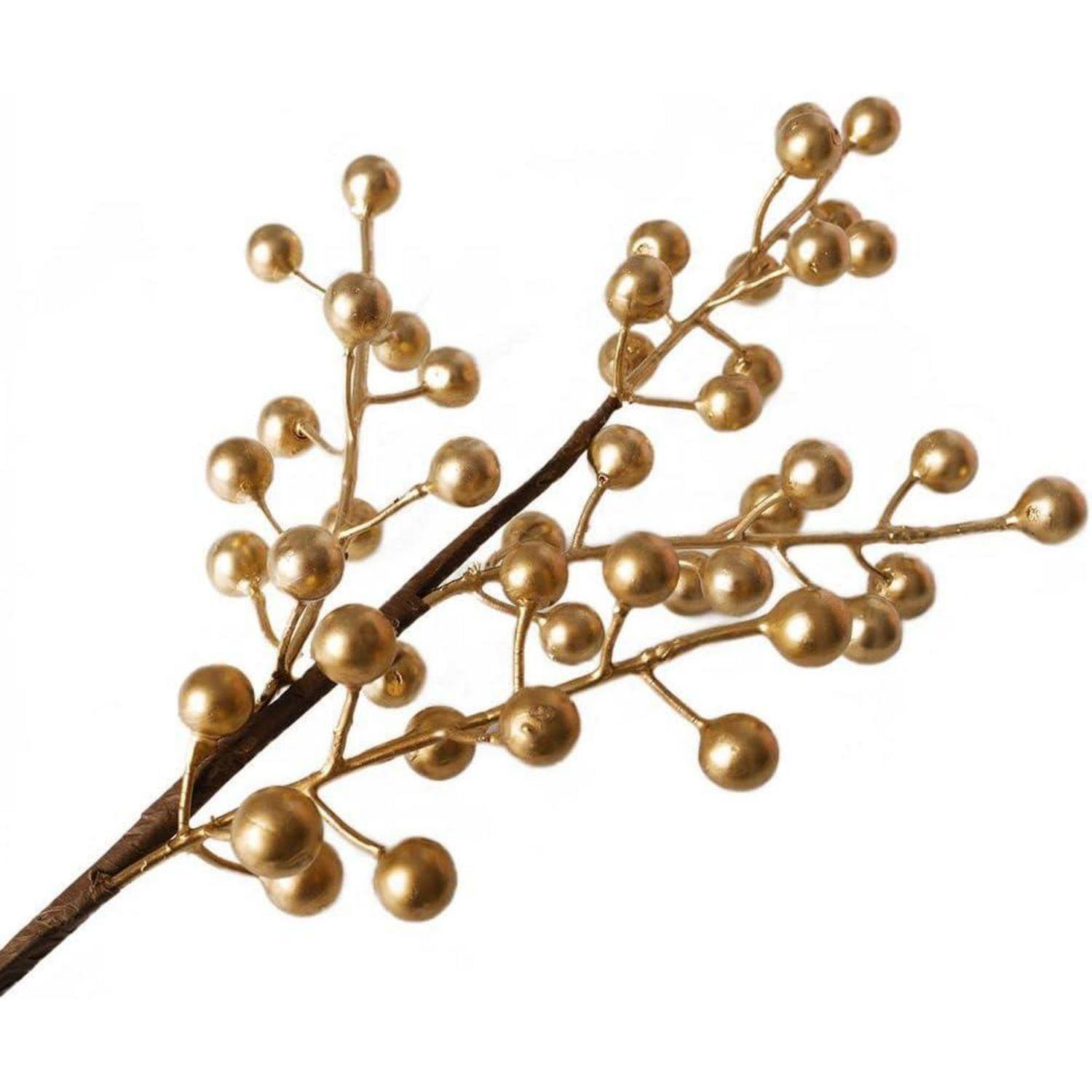 Goldene dekorative Beerenranke auf einem braunen Stiel vor weißem Hintergrund.