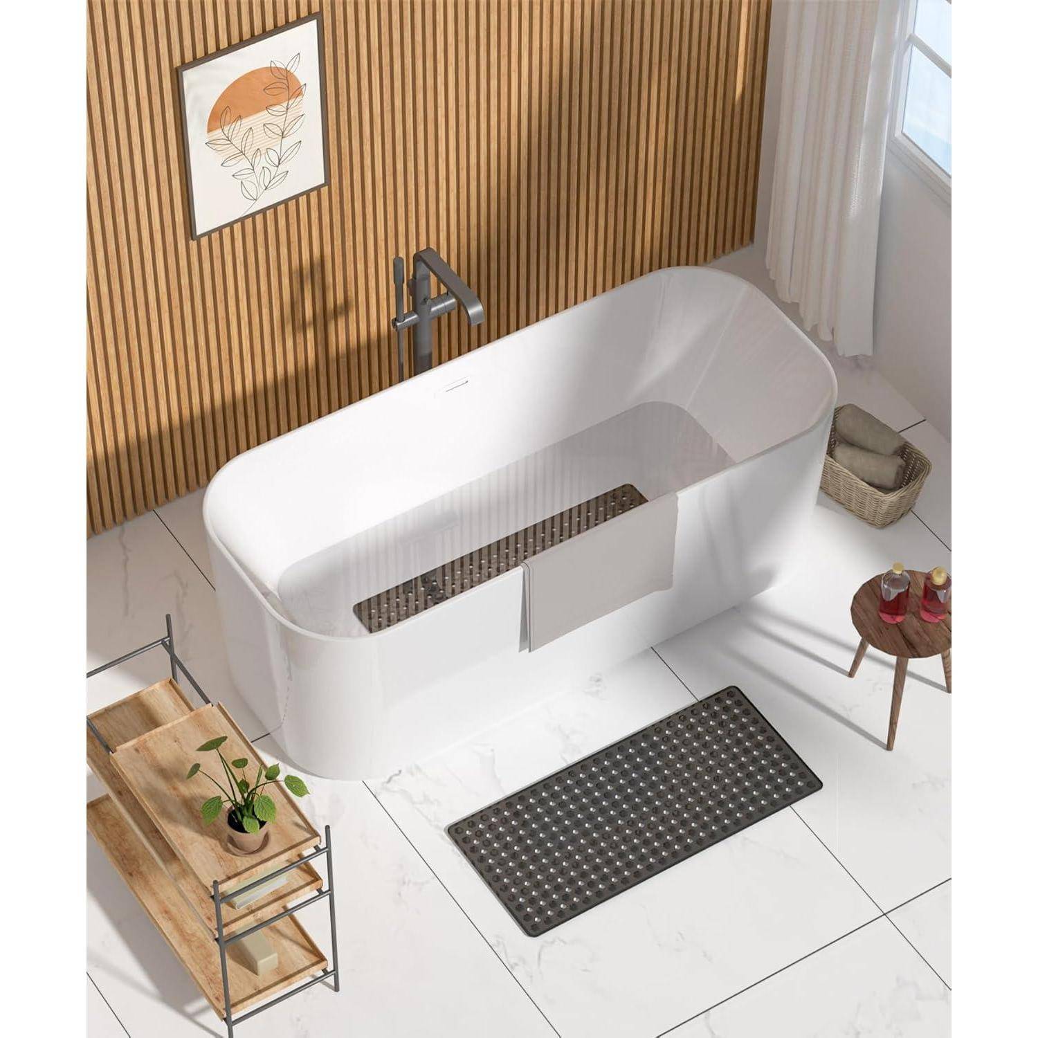 Moderne freistehende weiße Badewanne in einem hellen Badezimmer mit Holzlattenpalette an der Wand, schwarzem Teppich und kleinen Beistelltischen mit Pflanzen und Deko.