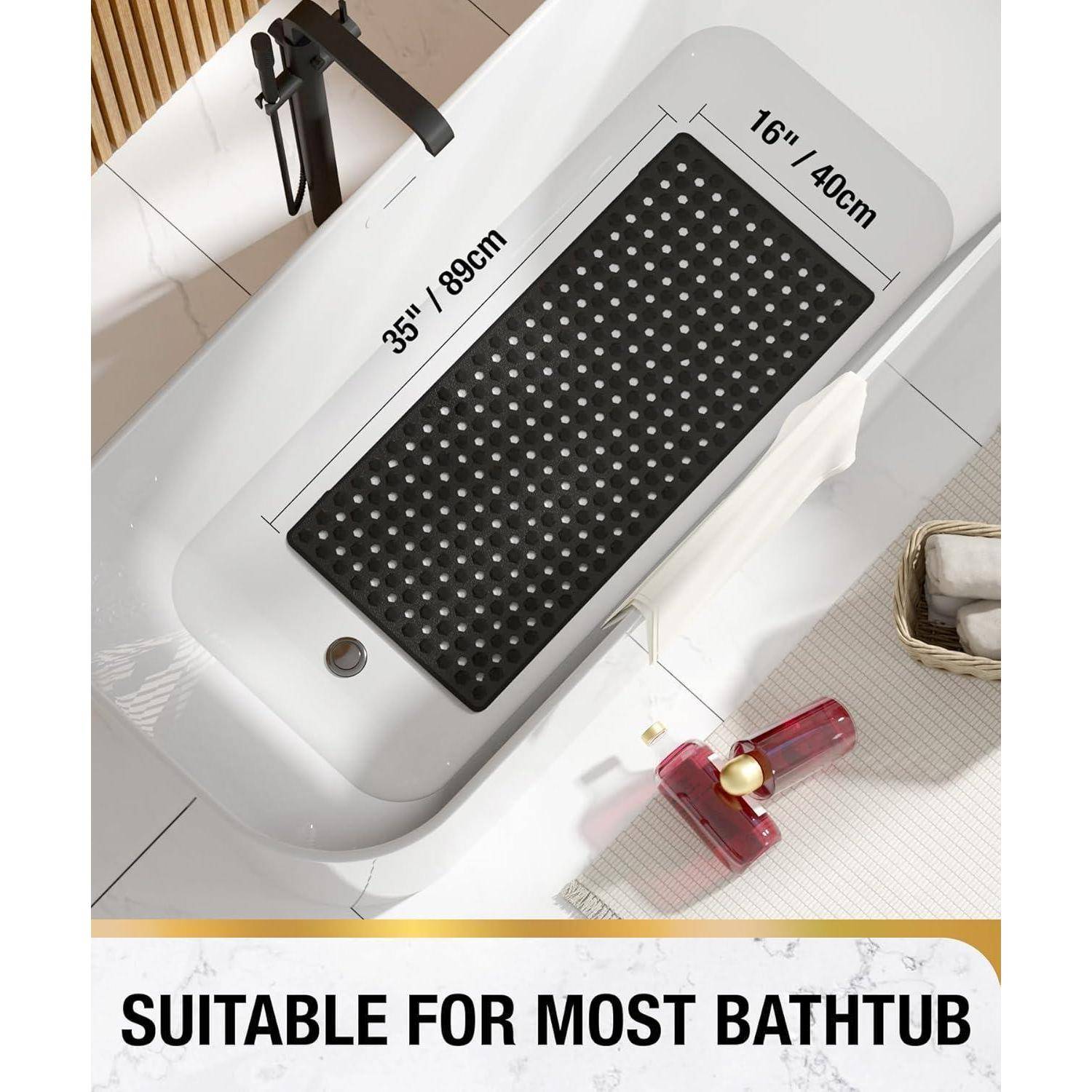 Badewannenmatte gezeigt, angepasst über einer Wanne, beschriftet 35