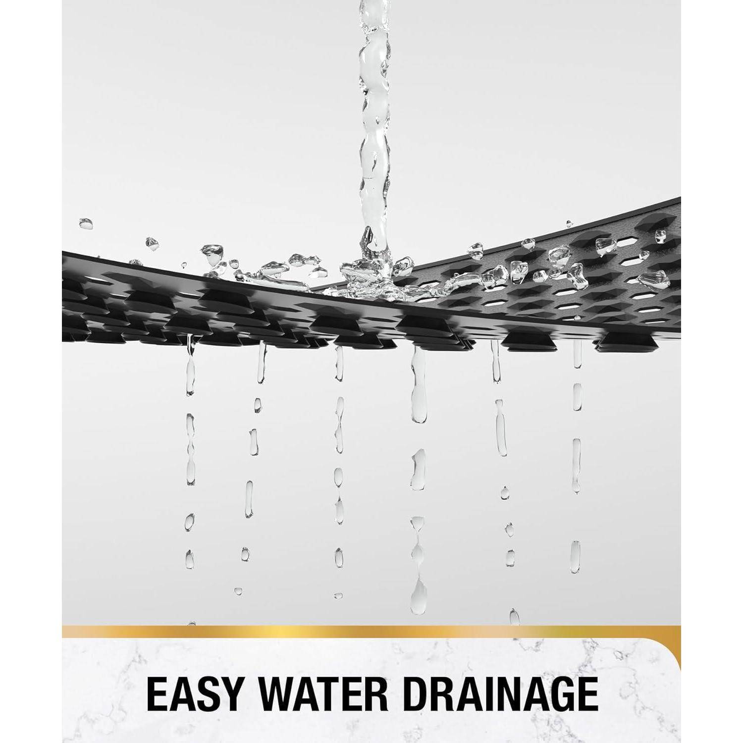 Wasser, das durch eine perforierte Oberfläche tropft und eine einfache Wasserdrainage veranschaulicht.