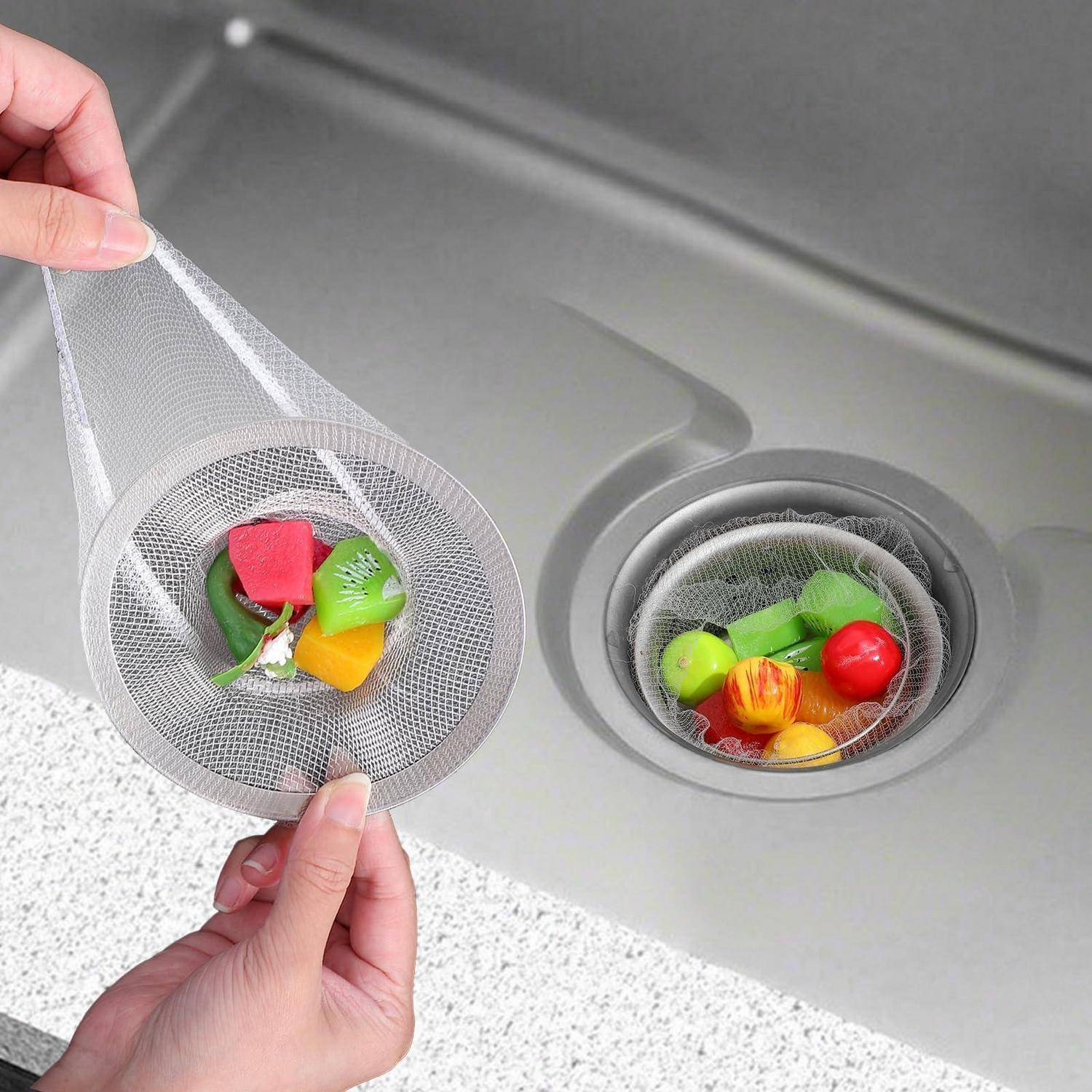 Hände halten einen Maschensieb über einem Spülbeckenablauf, der mit bunten Speiseresten gefüllt ist, und zeigen einen Sieb, der verwendet wird, um Verschmutzungen aufzufangen und Verstopfungen zu verhindern.
