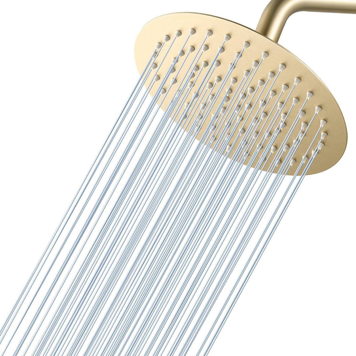 Nahaufnahme eines goldenen Regenduschkopfs mit mehreren Wasserstrahlen vor weißem Hintergrund.
