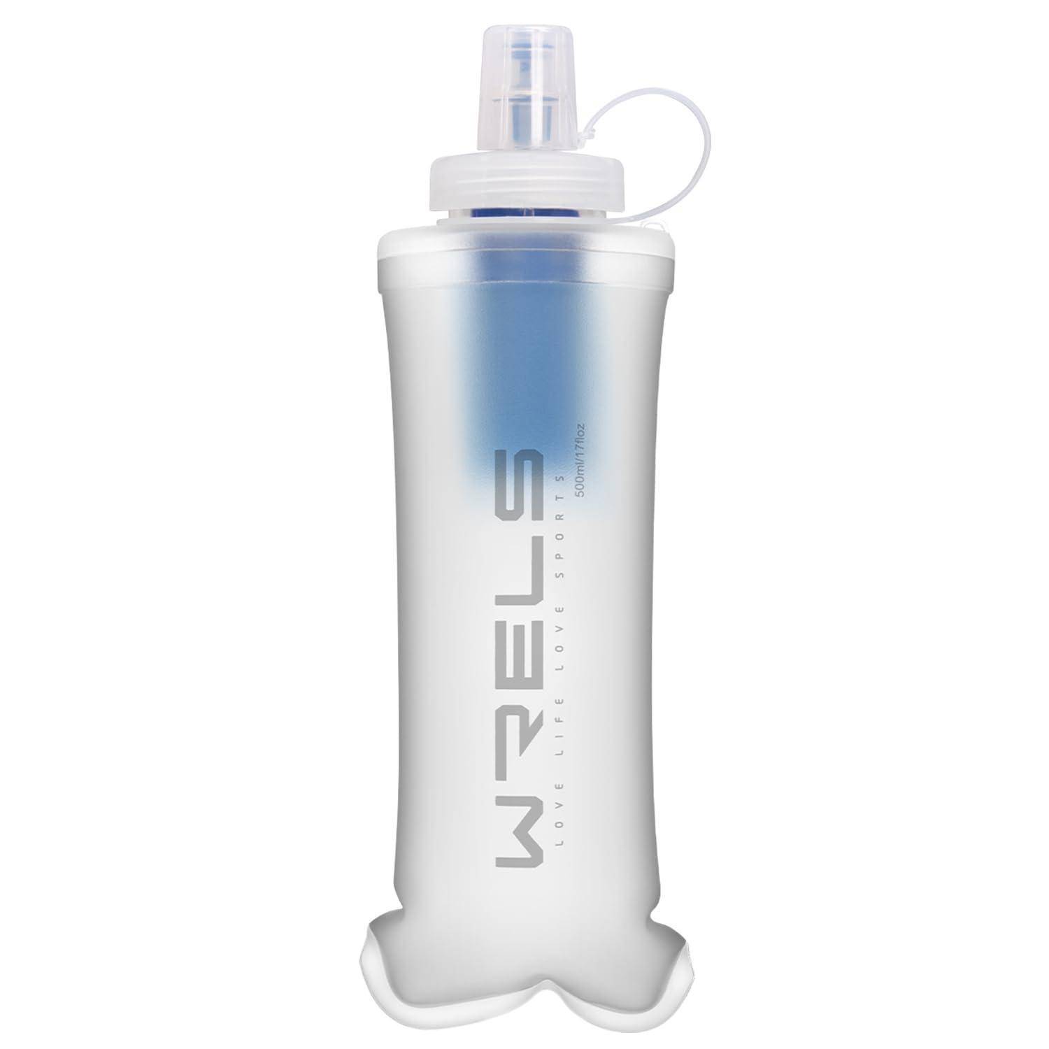 Weiße Softtrinkflasche mit blauem Mittelteil und transparentem Verschluss, aufrecht auf neutralem Hintergrund dargestellt.