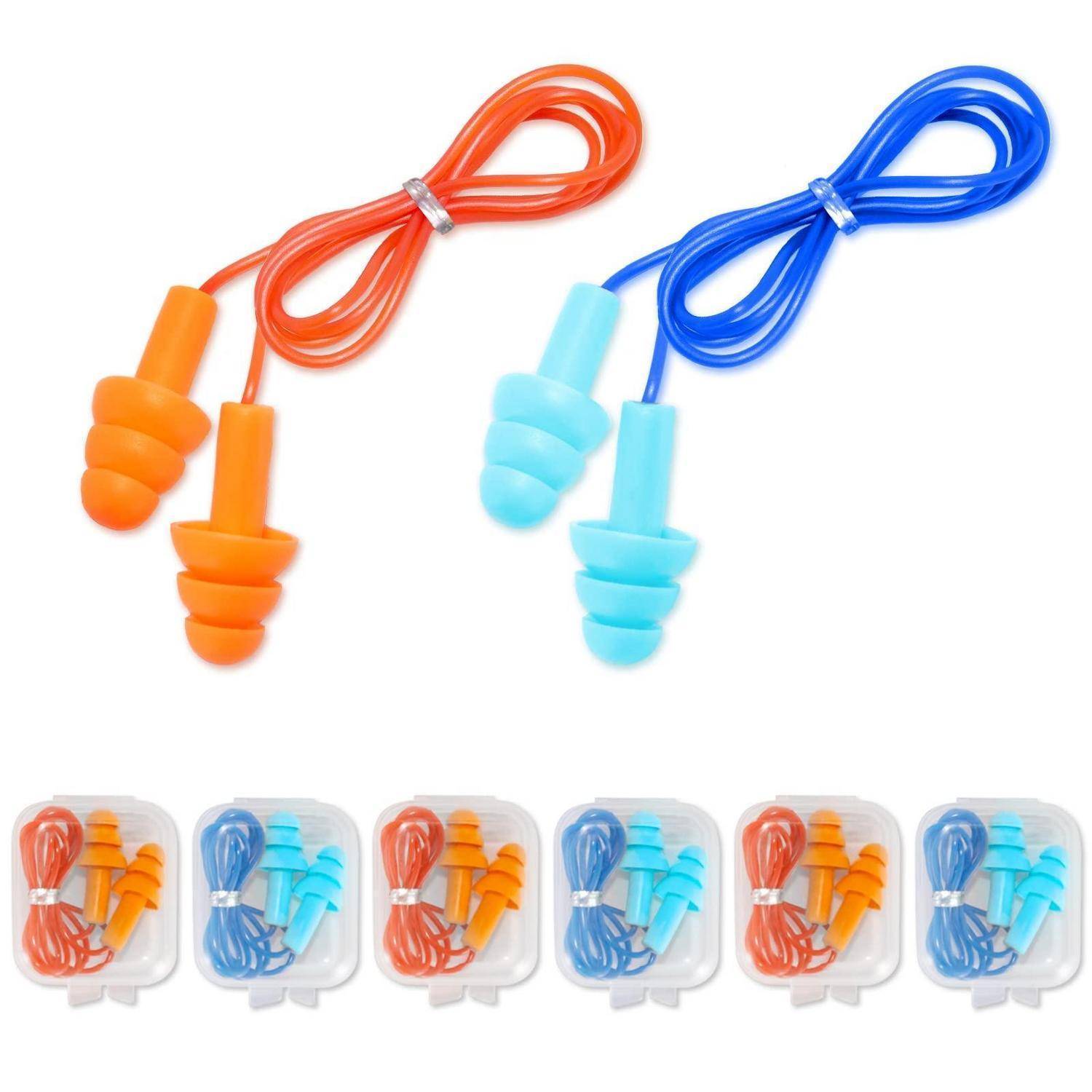 Zwei Paar bunte Ohrstöpsel mit Schnüren, orange und blau, oben in Nahaufnahme und unten in durchsichtigen Aufbewahrungskästen dargestellt.