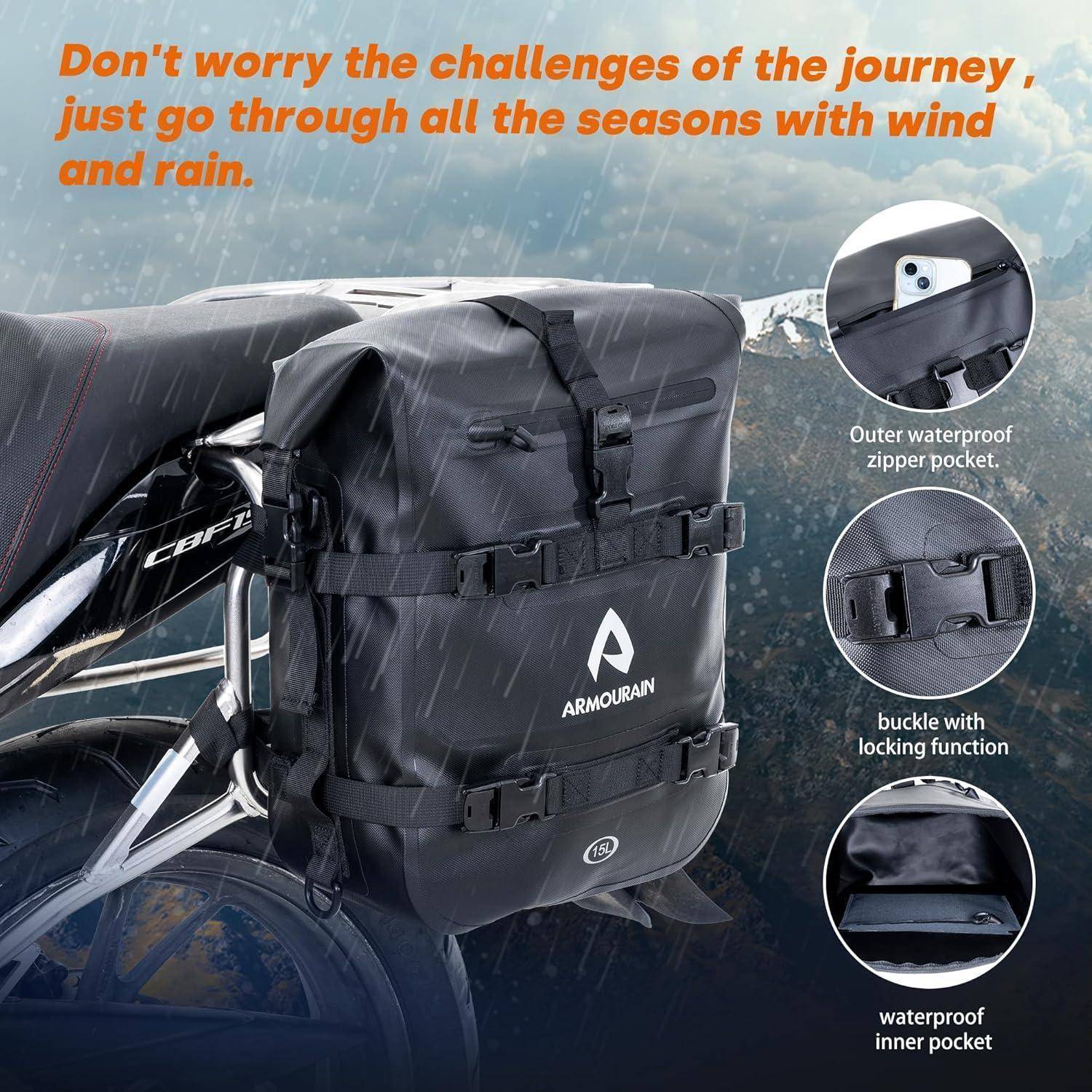 Schwarze wasserdichte Motorrad-Hecktasche, die bei Regen an einem Motorrad befestigt ist, mit Text, das die äußere wasserdichte Reißverschlusstasche, die verriegelbaren Schnallen und die innere wasserdichte Tasche hervorhebt.