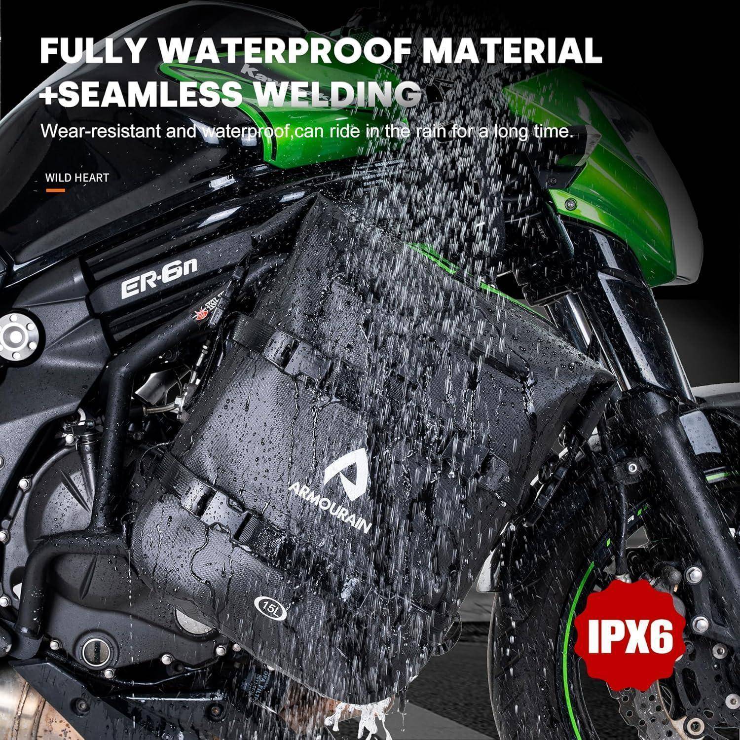 Motorradfahrer verwendet eine schwarze wasserdichte Tasche mit nahtloser Verschweißung bei starkem Regen; der Text behauptet „VOLLSTÄNDIG WASSERDICHTES MATERIAL", „NAHTLOSE VERSCHWEISSUNG"" und IPX6.