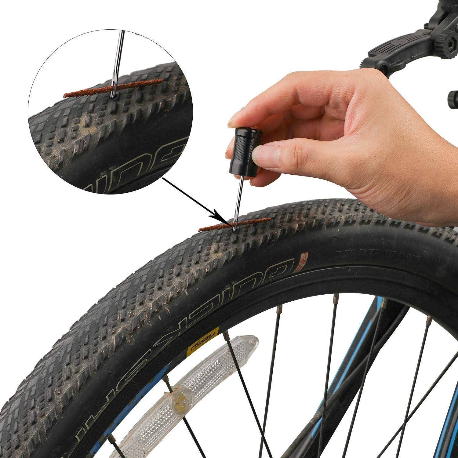 Hand, die mit einem Werkzeug einen Reifenstecker in ein Loch in einem Fahrradreifen einsetzt, mit einer vergrößerten Nahaufnahme, die zeigt, wie der Stecker sitzt.