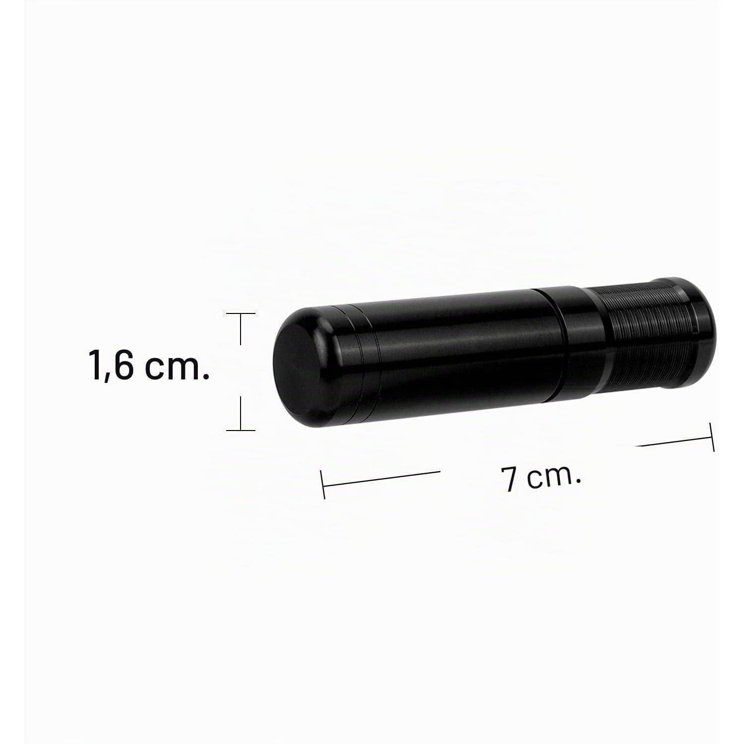 Schwarzes zylindrisches Objekt gezeigt mit beschrifteten Abmessungen von 7 cm Länge und 1,6 cm Breite.