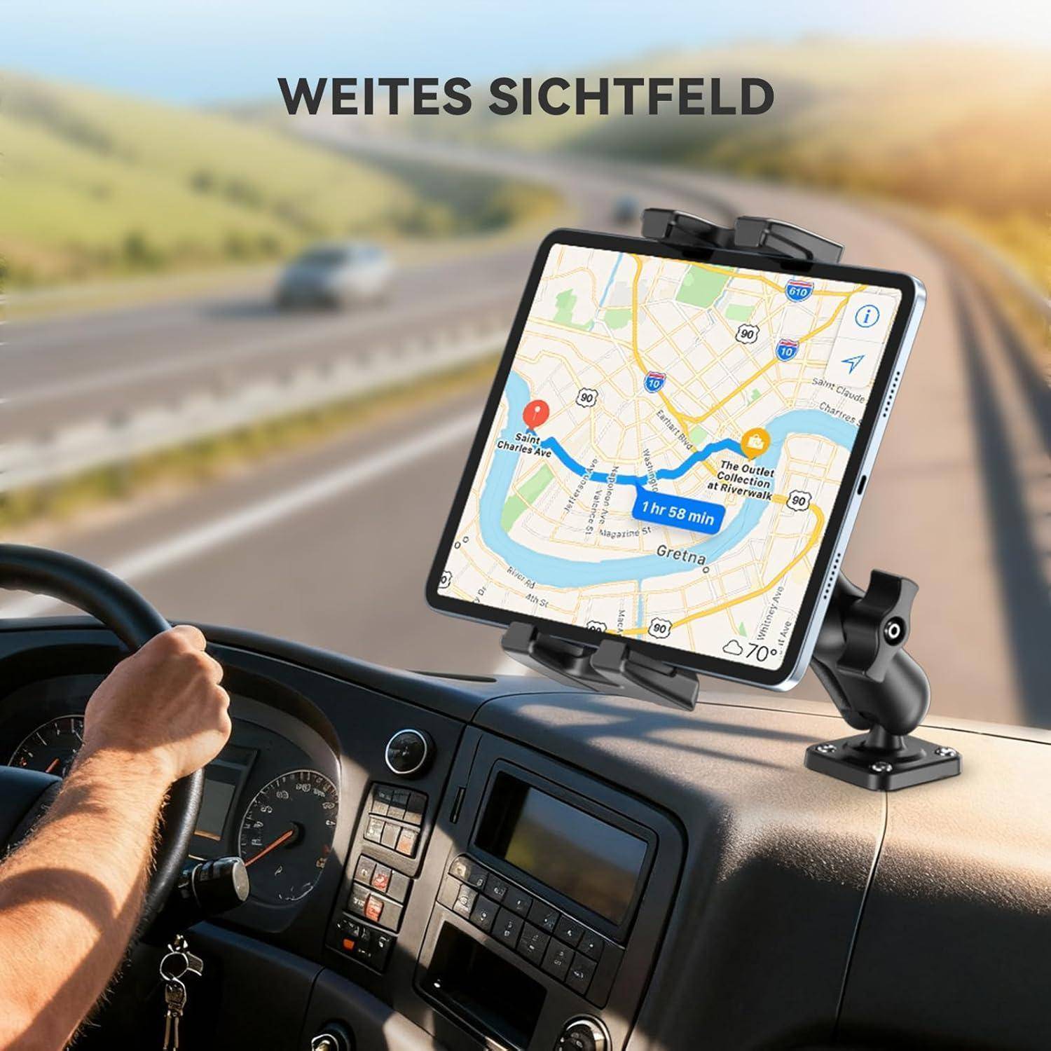 Ein Tablet-Navigations-App, das auf einem Auto-Armaturenbrett montiert ist und eine Routenkarte mit "1 Std. 58 Min."" anzeigt; deutscher Text oben liest ""WEITES SICHTFELD"" (breites Sichtfeld).