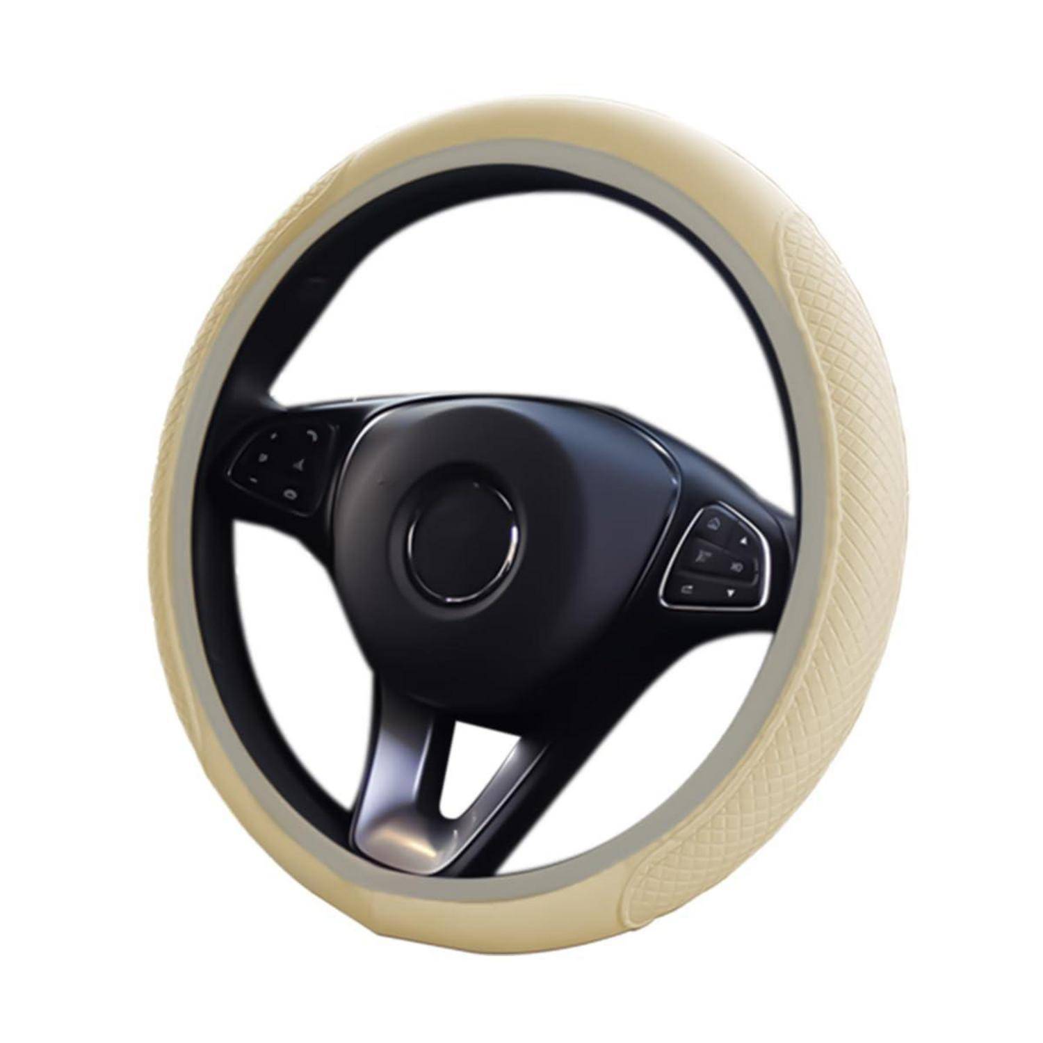 Autolenkrad, das in einer beige strukturierten Abdeckung verwickelt ist, auf einem weißen Hintergrund gezeigt.