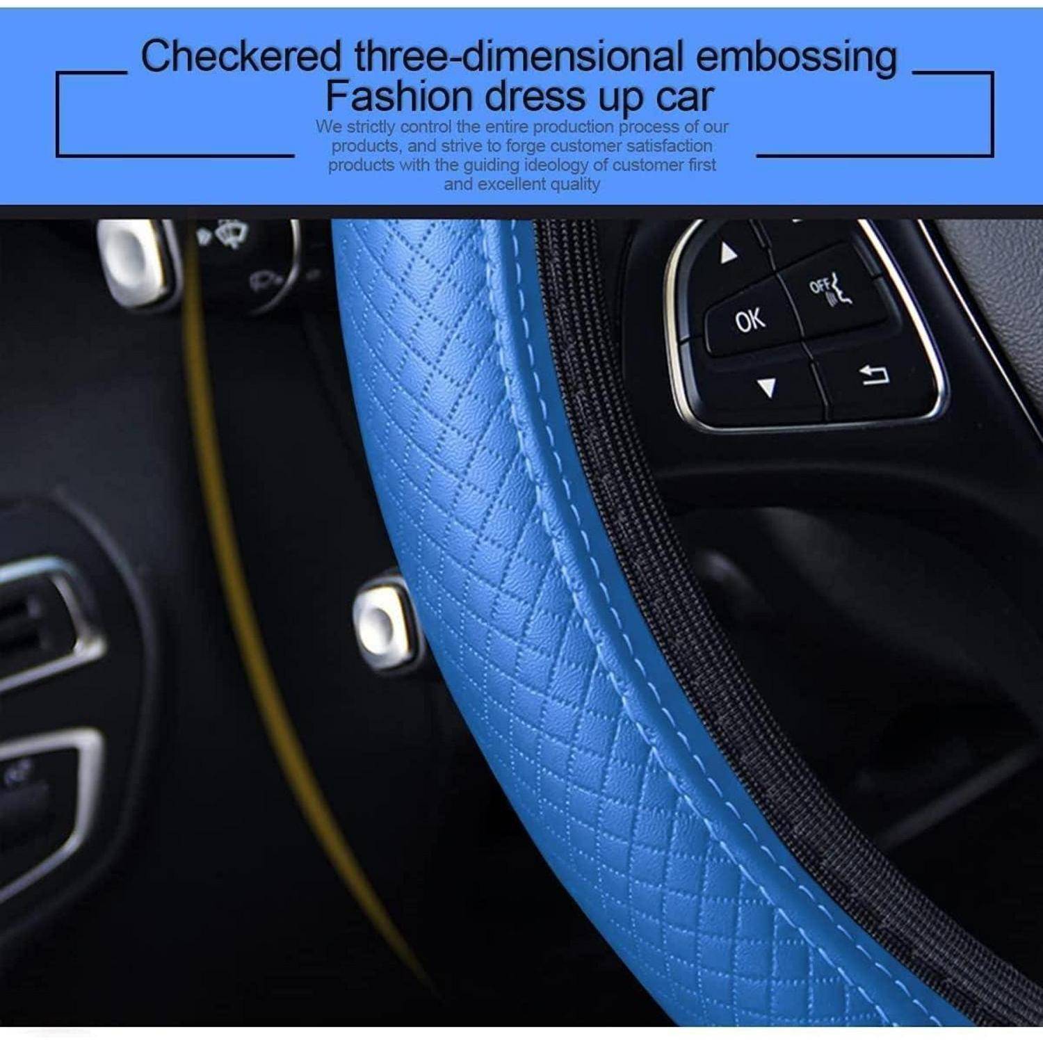 Blauer gesteppter Lenkradbezug in einem Autoinnenraum, dargestellt als modisches Accessoire mit sichtbaren Bedienungsknöpfen in der Nähe.