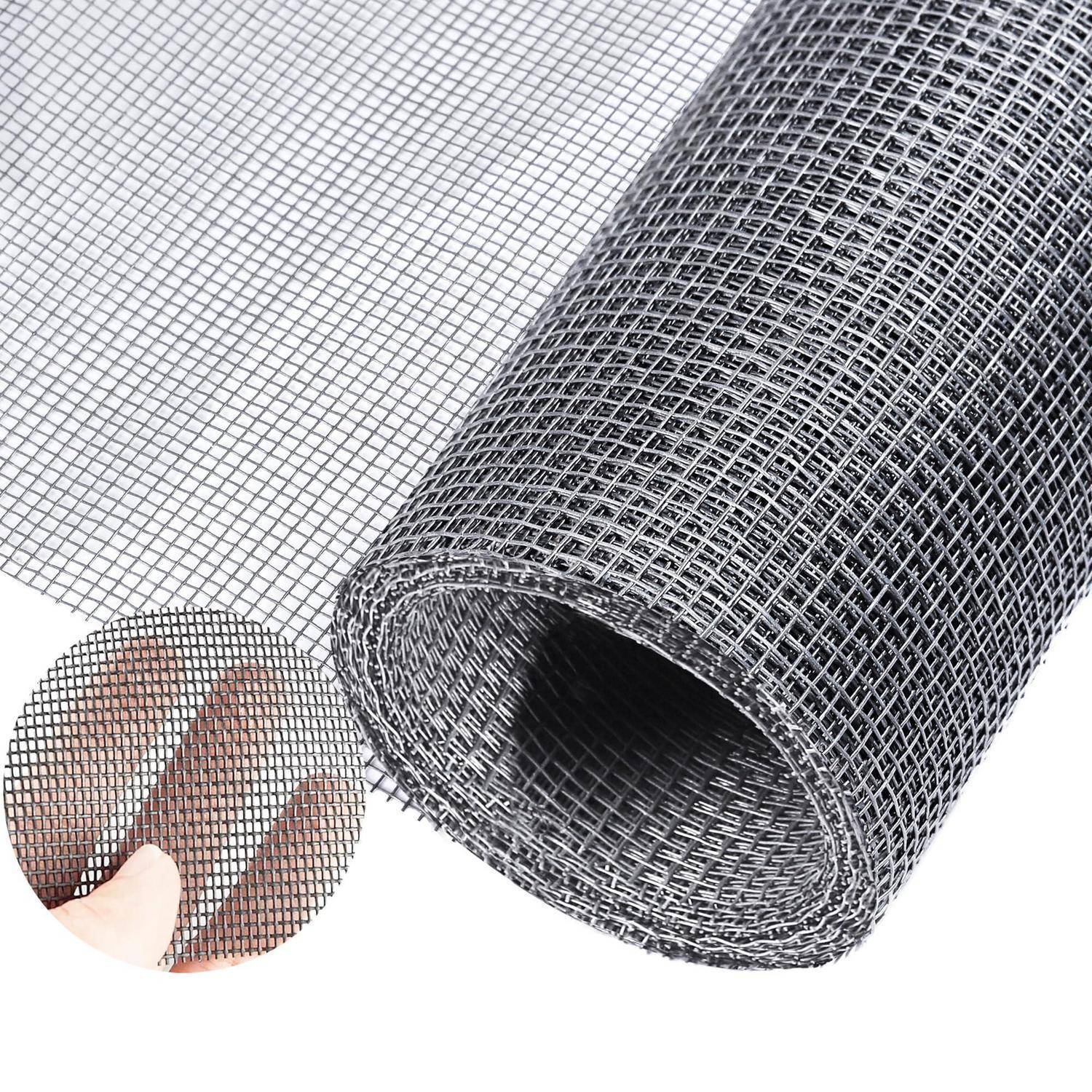 Rolle aus feinem Metallgeflecht mit einer Nahaufnahme, die die kleinen quadratischen Öffnungen und die Dicke zeigt, auf weißem Hintergrund.