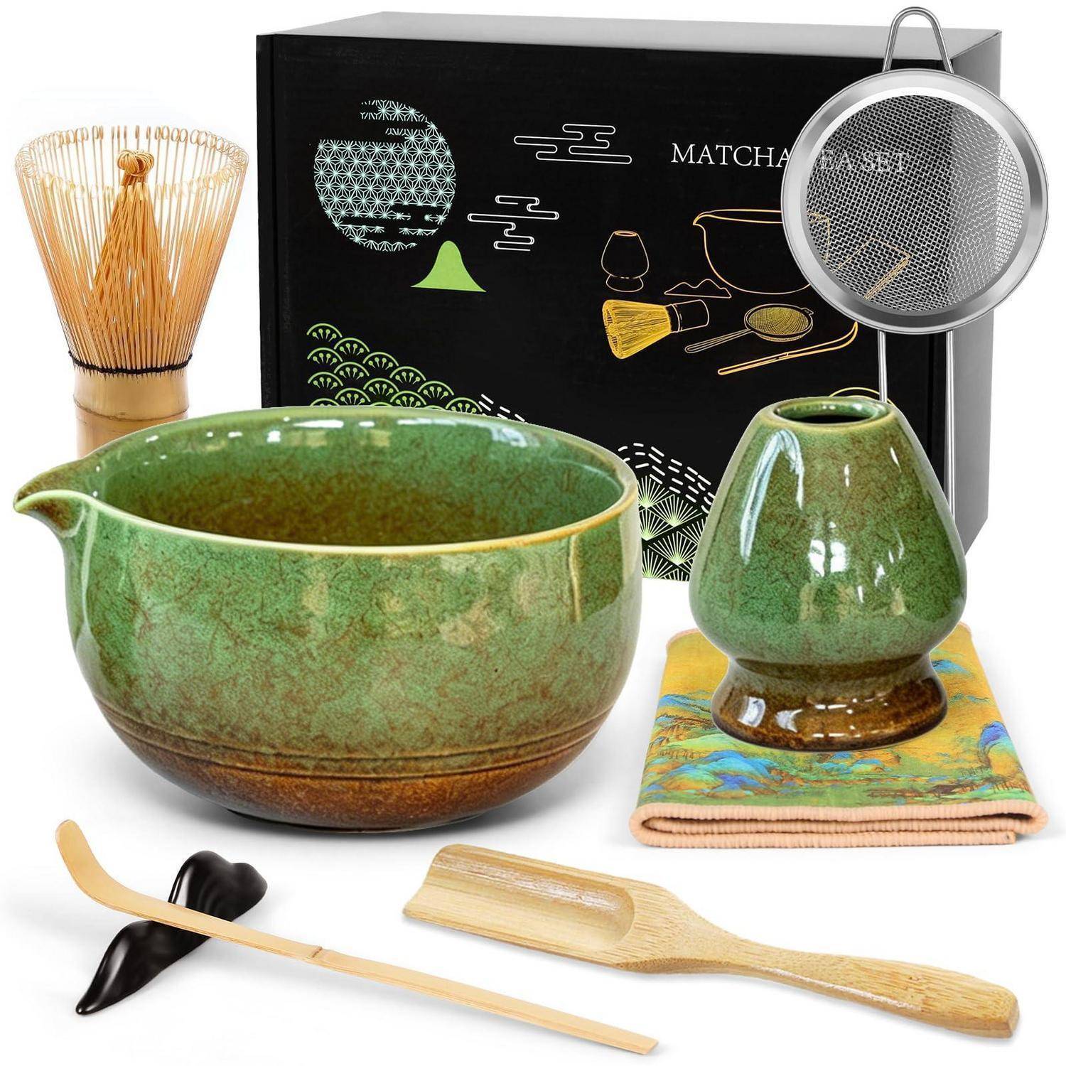 Matcha-Tee-Set mit grüner Keramikschale und Whisks-Ständer, Bambusquirl, Löffel, Sieb, Löffelablage und Tuch, dargestellt mit einer Geschenkbox.