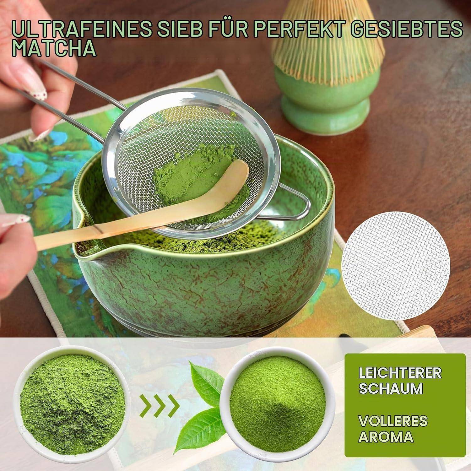Werbebild eines Matcha-Siebs über einer grünen Schale, mit Text, der ultrafeines Sieben für glatteres Schaum und volleres Aroma bewirbt.