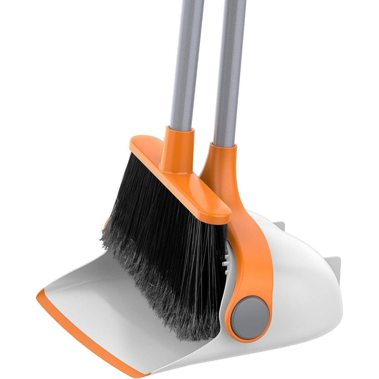 Orange-weiße Kehrschaufel mit angebrachtem Besen und langen Griffen auf weißem Hintergrund.