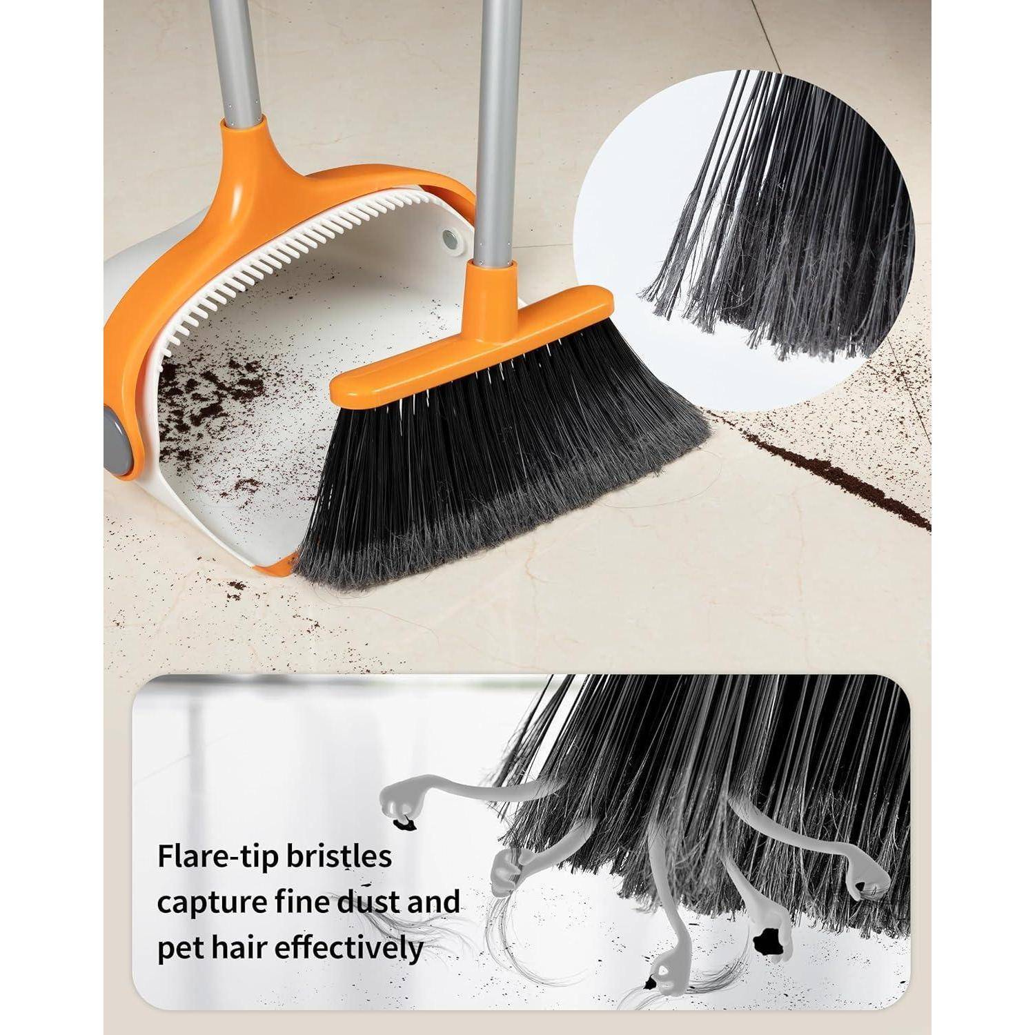 Orange Kehrschaufel mit Besen, der Staub aufwirbelt, wobei die aufgeflammten Borsten hervorgehoben werden, die feinen Staub und Tierhaare aufnehmen.