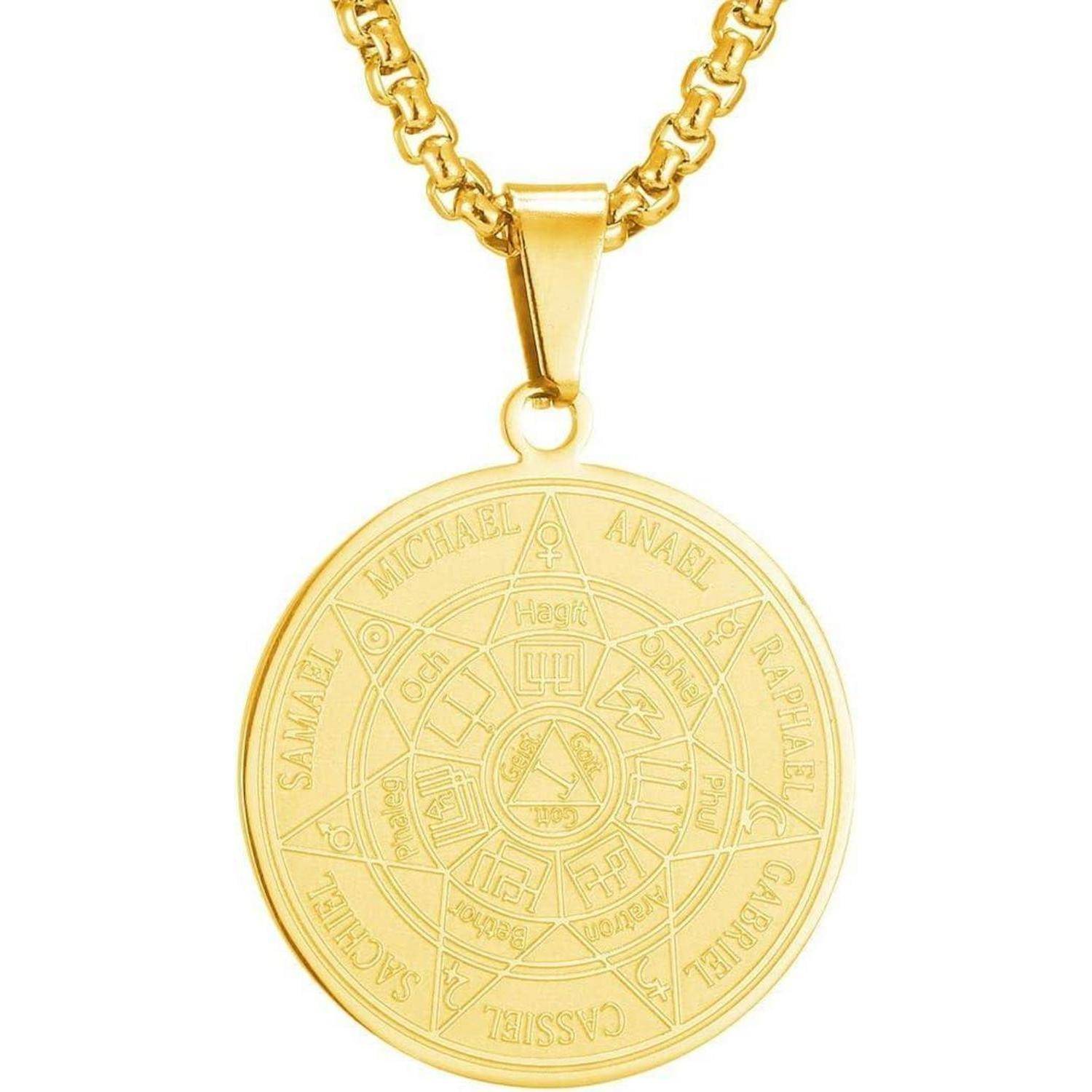 Goldkettenhalsband mit rundem Anhänger, graviert mit einem astrologischen kreisförmigen Design und Namen am Rand.