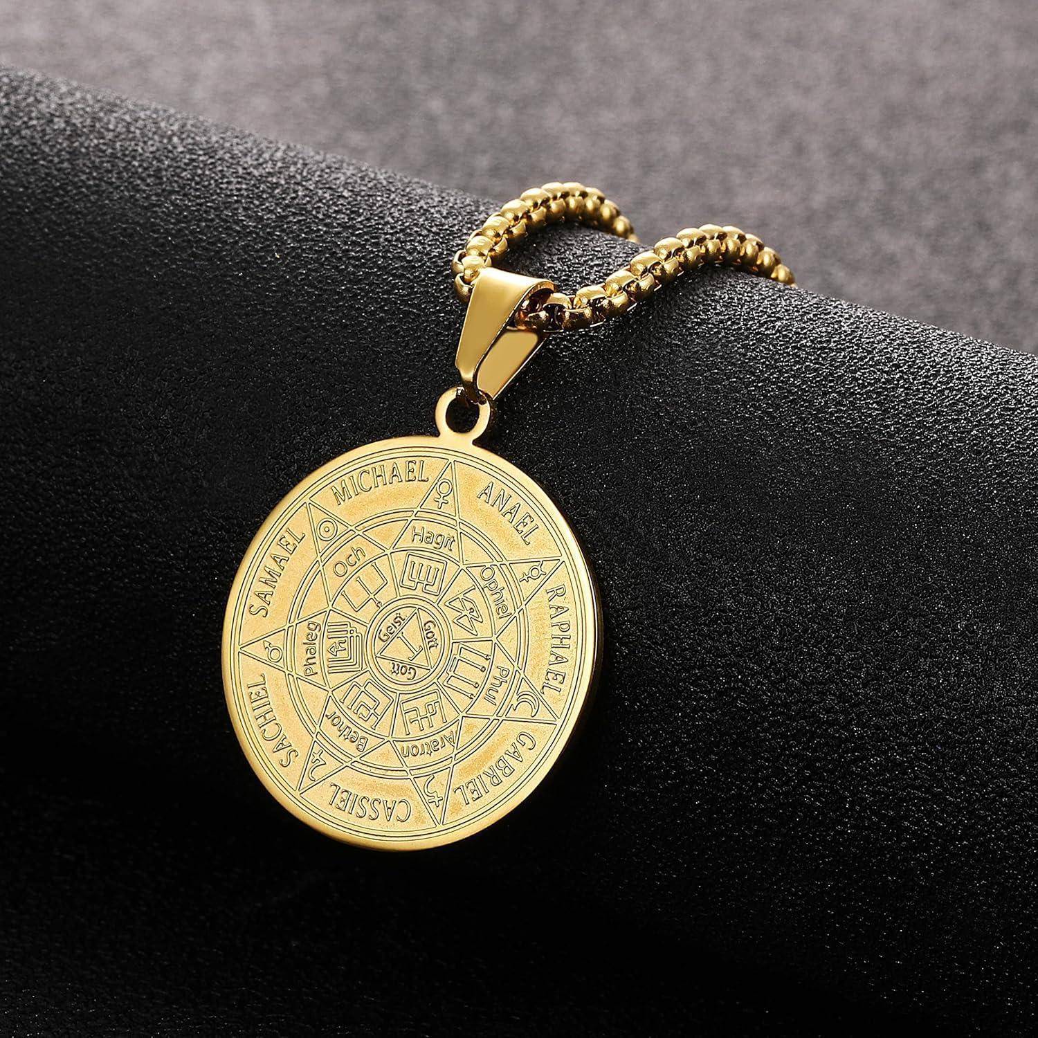 Goldanhänger-Halskette mit einer gravierten kreisförmigen Medaille und Gliederkette auf schwarzem Ausstellungshintergrund.