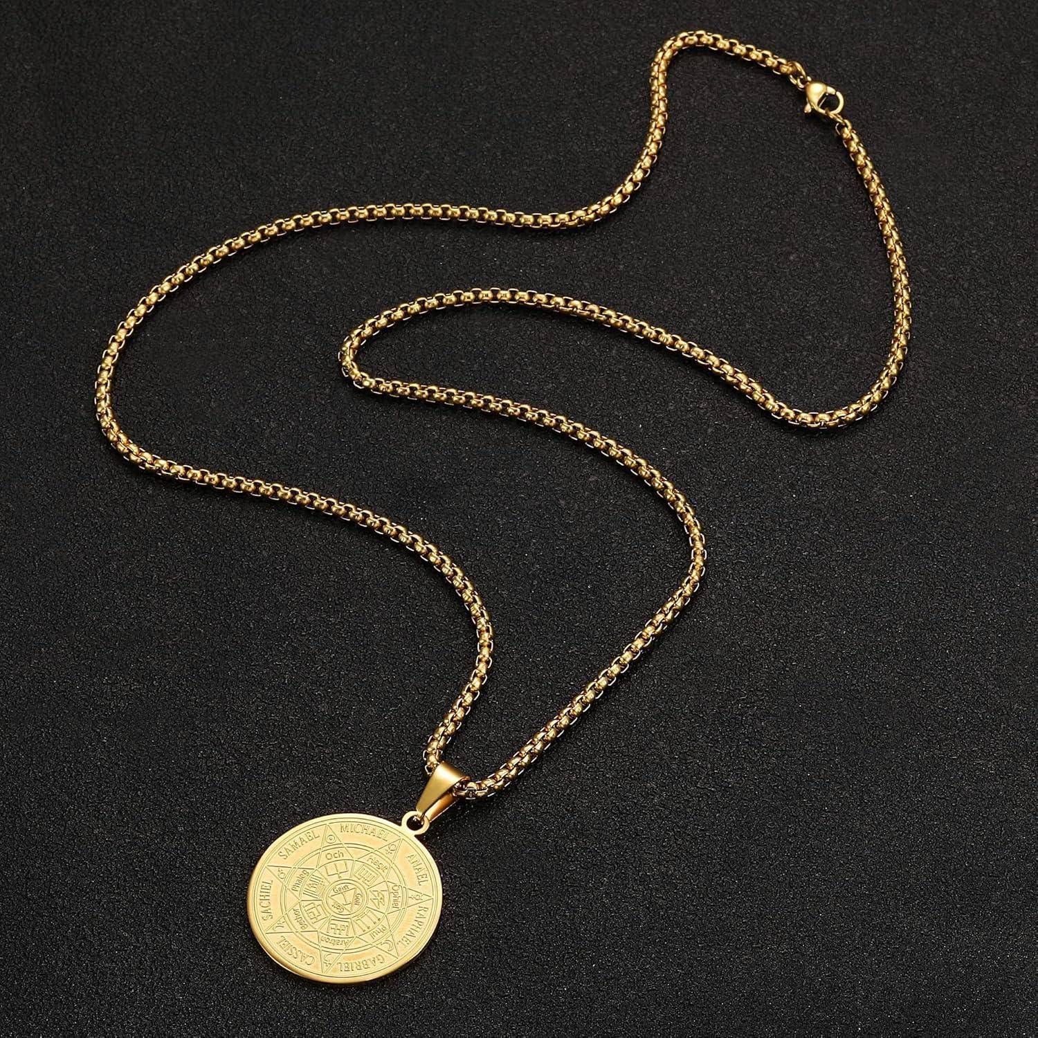Goldkettenhalsband mit einem runden gravierten Anhänger auf schwarzem Hintergrund.