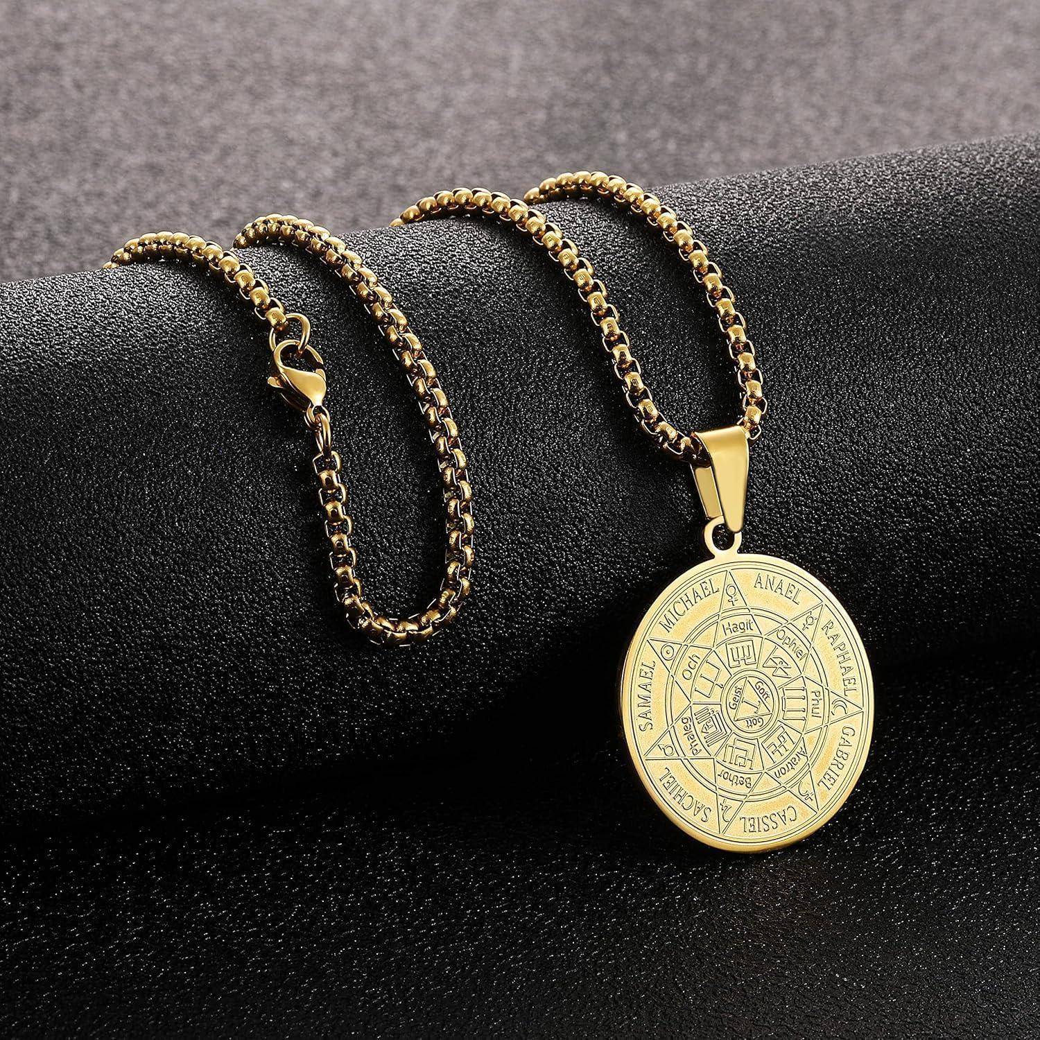 Goldanhänger-Halskette mit einer gravierten runden Medaille und Kette, gezeigt auf einer schwarzen strukturierten Oberfläche.