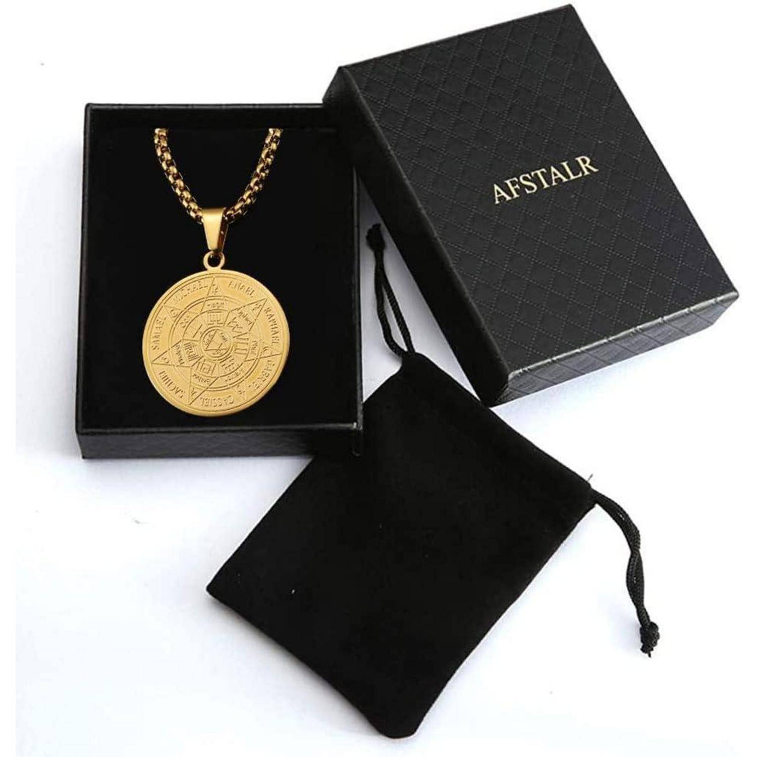 Goldmünzen-Anhänger-Halskette in einer offenen schwarzen Geschenkbox mit einem 'AFSTAR'-Deckel und einem schwarzen Zugbeutel.