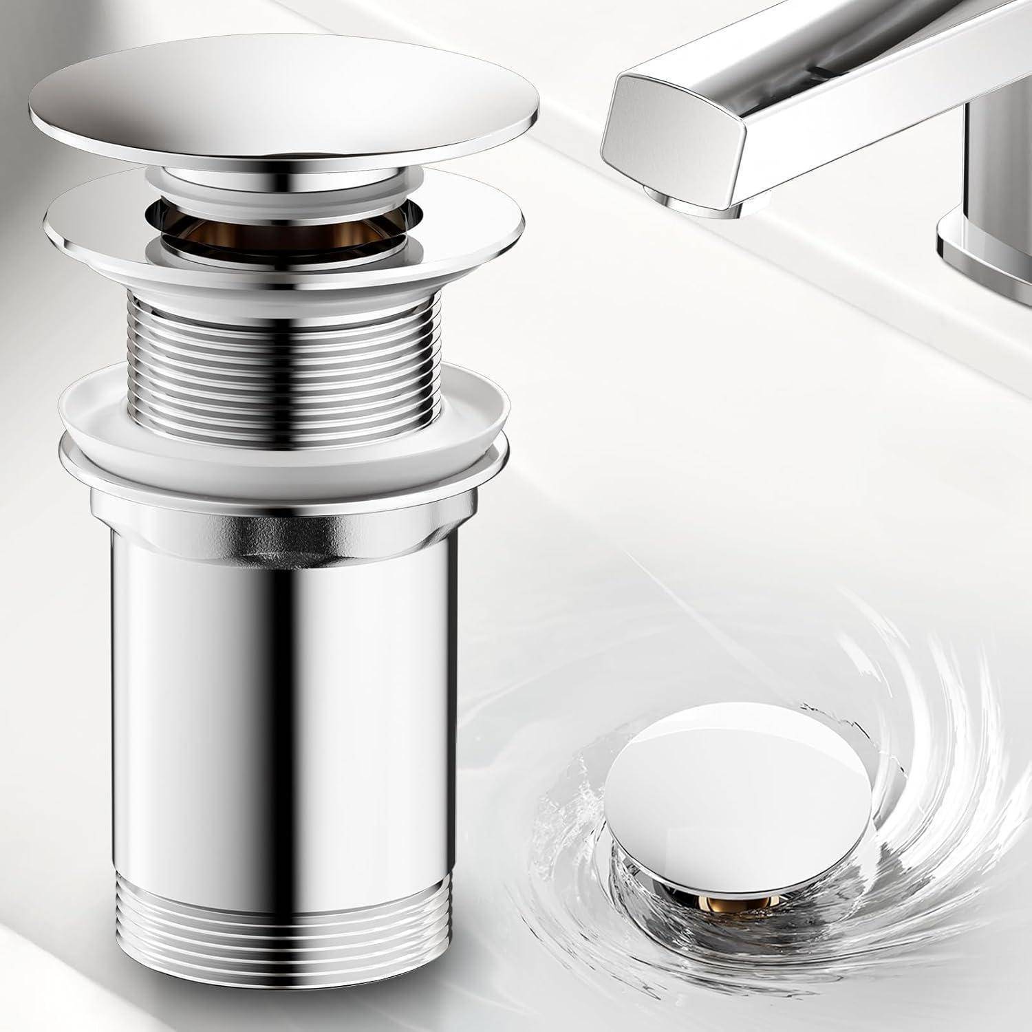 Verchromter Pop-up-Abfluss-Stöpsel und passender Wasserhahn an einem weißen Waschbecken, mit Wasser, das um den geschlossenen Abfluss wirbelt.