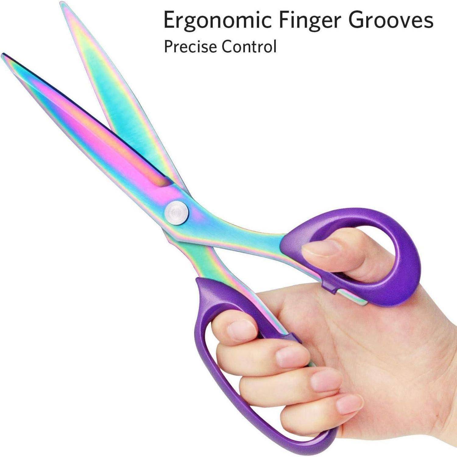 Hand hält regenbogenfarbige Schere mit violetten Fingerschlaufen; Text liest „Ergonomische Fingernuten